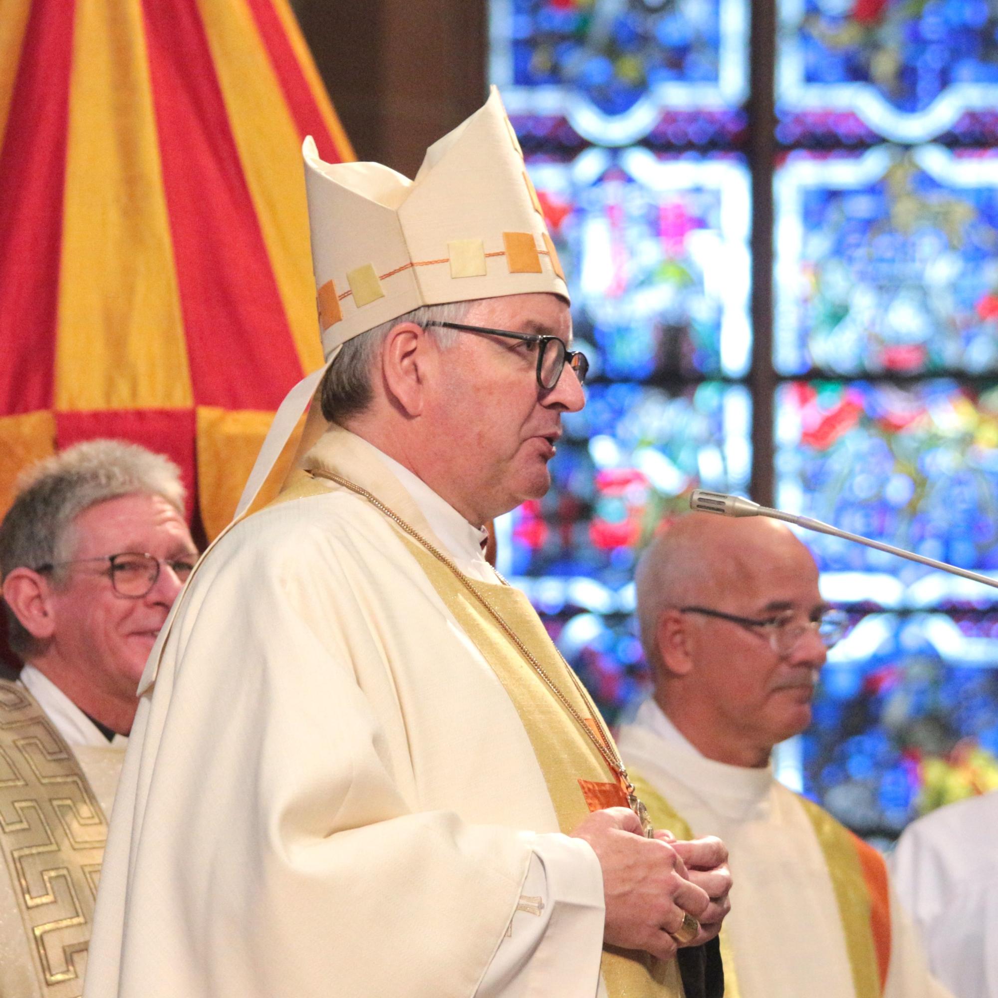 Worms, 24. August 2025: Schlussworte von Bischof Peter Kohlgraf beim Burchard-Jubiläum im Wormser Dom; links Propst Tobias Schäfer sowie rechts die Diakone Hans-Jürgen Springer und Goran Andrijevic.