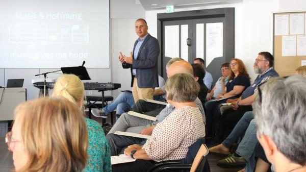 Mainz, 29. August 2025: Bildungsdezernent Gereon Geissler bei seiner Begrüßung zum Auftakt des Schulpastoral-Tages.