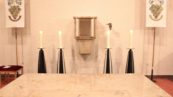 Dreieich-Sprendlingen, 2. September 2025: Die Kirche St. Laurentius ist profaniert: Der leere Tabernakel steht offen und das Allerheiligste ist aus der Kirche herausgetragen worden. Auch das Ewige Licht ist gelöscht und weggetragen worden; der Altar ist abgeräumt.