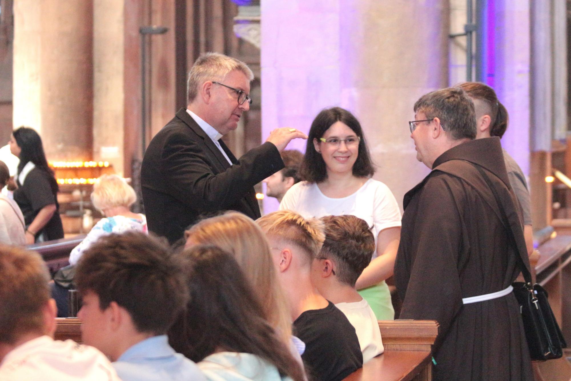 Mainz, 20. September 2025: Bischof Peter Kohlgraf im Gespräch beim Firmbewerbertag im Mainzer Dom.