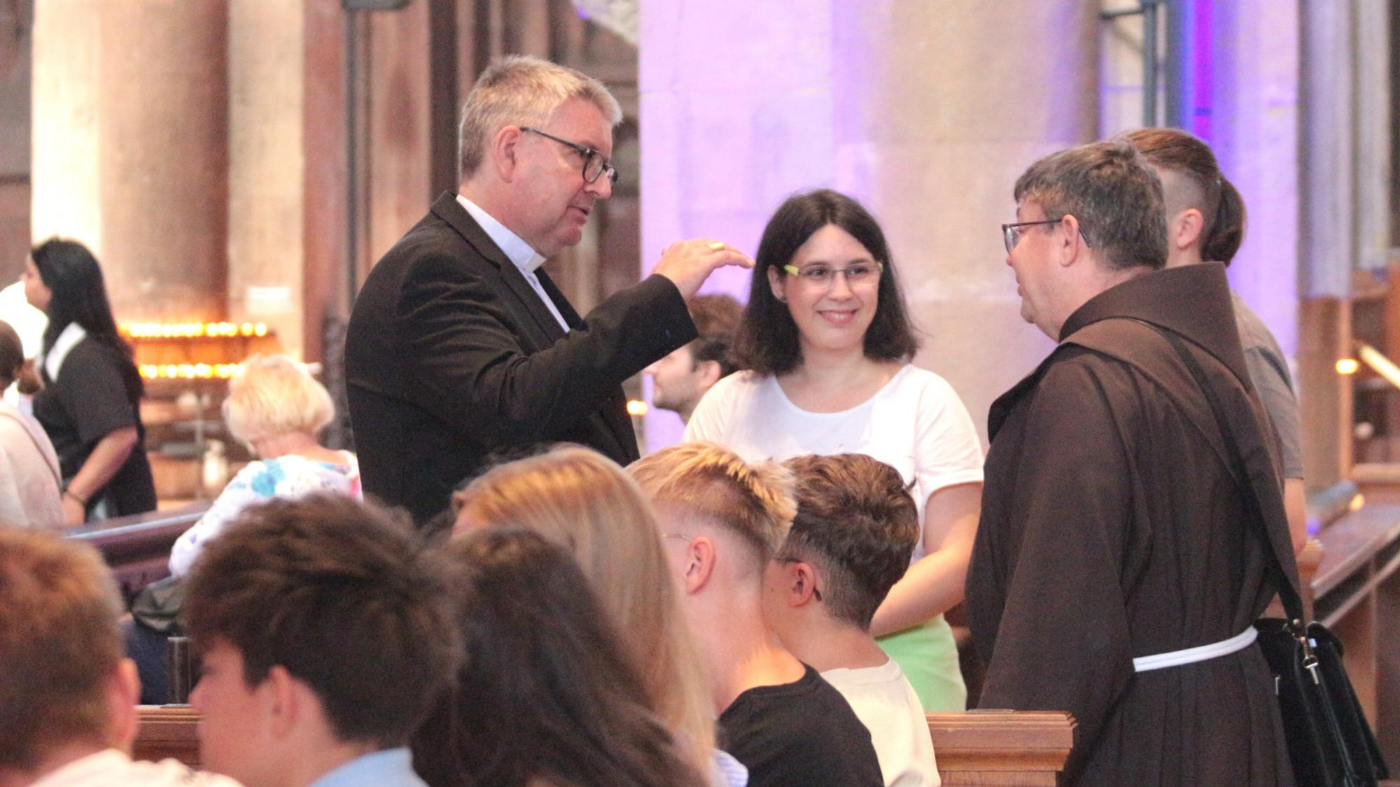 Mainz, 20. September 2025: Bischof Peter Kohlgraf im Gespräch beim Firmbewerbertag im Mainzer Dom.