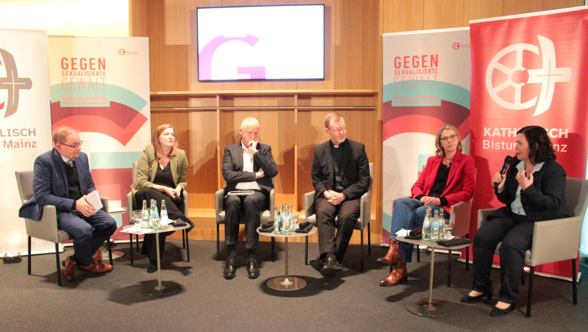 Mainz, 25. September 2025: Podium gegen sexualisierte Gewalt im Restaurant des Landtages (v.l.n.r.): Jürgen Erbacher, Katharina Binz, Christoph Göttlicher, Pater Hans Zollner,  Sabine Andresen und Stephanie Rieth. (c) Bistum Mainz / Blum