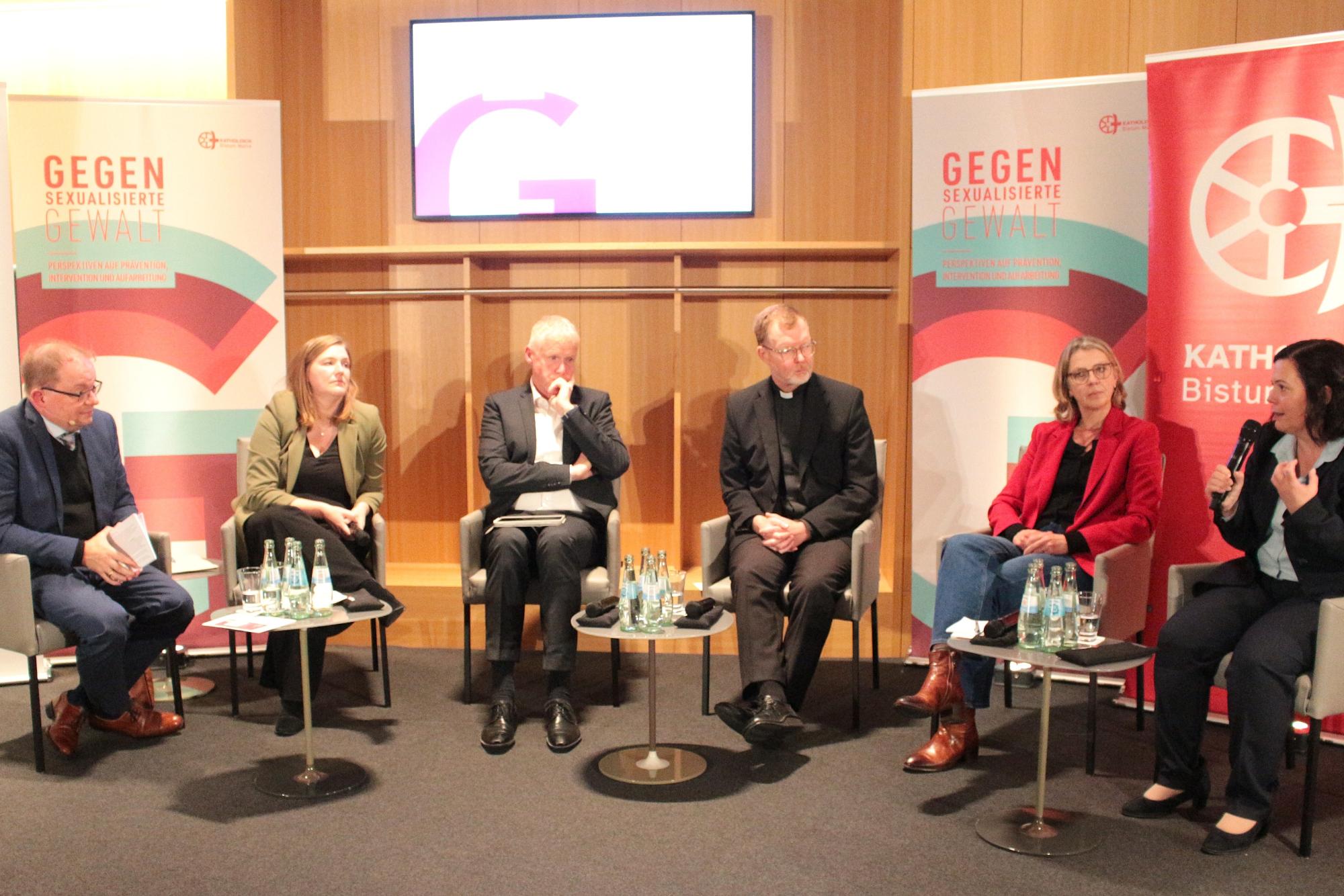 Mainz, 25. September 2025: Podium gegen sexualisierte Gewalt im Restaurant des Landtages (v.l.n.r.): Jürgen Erbacher, Katharina Binz, Christoph Göttlicher, Pater Hans Zollner,  Sabine Andresen und Stephanie Rieth.