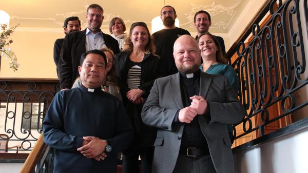 Mainz, 22. Oktober 2025: Generalvikar Sebastian Lang (rechts vorne) und Pfarrer Dominico (links vorne) bei der Begegnung mit weiteren Mitarbeitenden im Bischöflichen Ordinariat.
