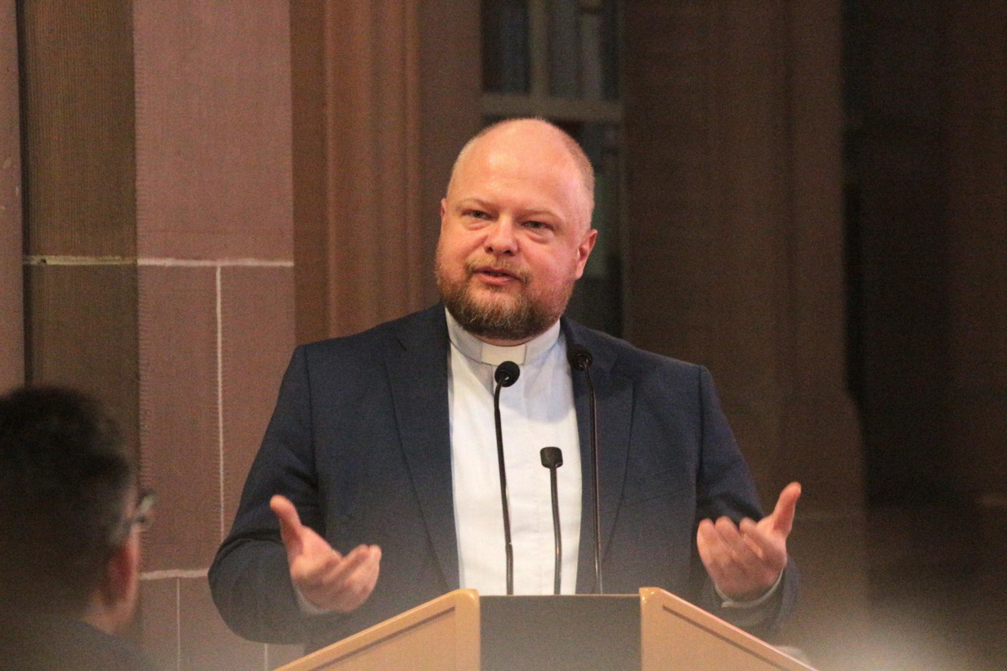 Mainz, 29. Oktober 2025: Generalvikar Dr. Sebastian Lang beim Fachtag zur Zukunft von Kirchengebäuden in der ehemaligen Mainzer Kapuzinerkirche.