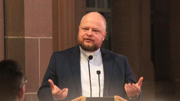 Mainz, 29. Oktober 2025: Generalvikar Dr. Sebastian Lang beim Fachtag zur Zukunft von Kirchengebäuden in der ehemaligen Mainzer Kapuzinerkirche.