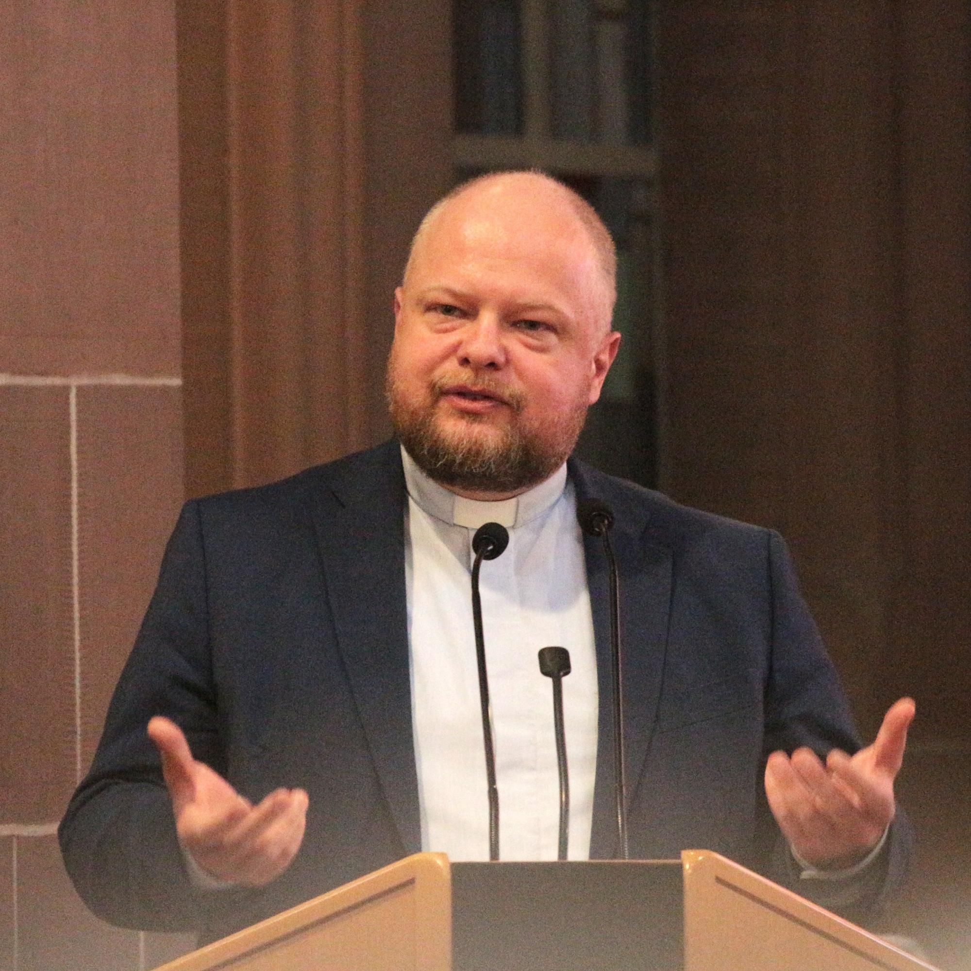 Mainz, 29. Oktober 2025: Generalvikar Dr. Sebastian Lang beim Fachtag zur Zukunft von Kirchengebäuden in der ehemaligen Mainzer Kapuzinerkirche.