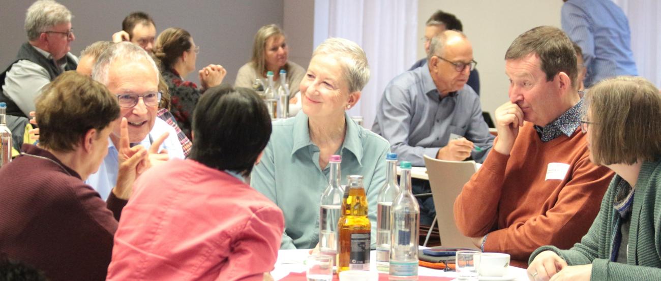 Mainz, 8. November 2025: Reger Austausch zum Thema 'Demokratie stärken - dem Extremismus widerstehen' bei der Herbstvollversammlung des Rates der Katholikinnen und Katholiken. (c) Bistum Mainz / Blum Mainz, 8. November 2025: Reger Austausch zum Thema 'Demokratie stärken - dem Extremismus widerstehen' bei der Herbstvollversammlung des Rates der Katholikinnen und Katholiken.