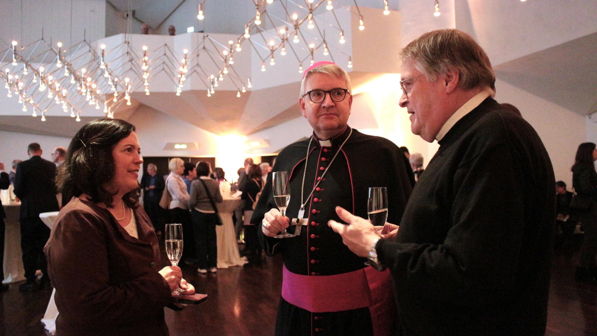 Mainz, 16. November 2025: Bischof Peter Kohlgraf im Gespräch bei der Martinusvesper mit der Bevollmächtigten Stephanie Rieth (links) und Prof. Dr. Richard Hartmann (rechts).