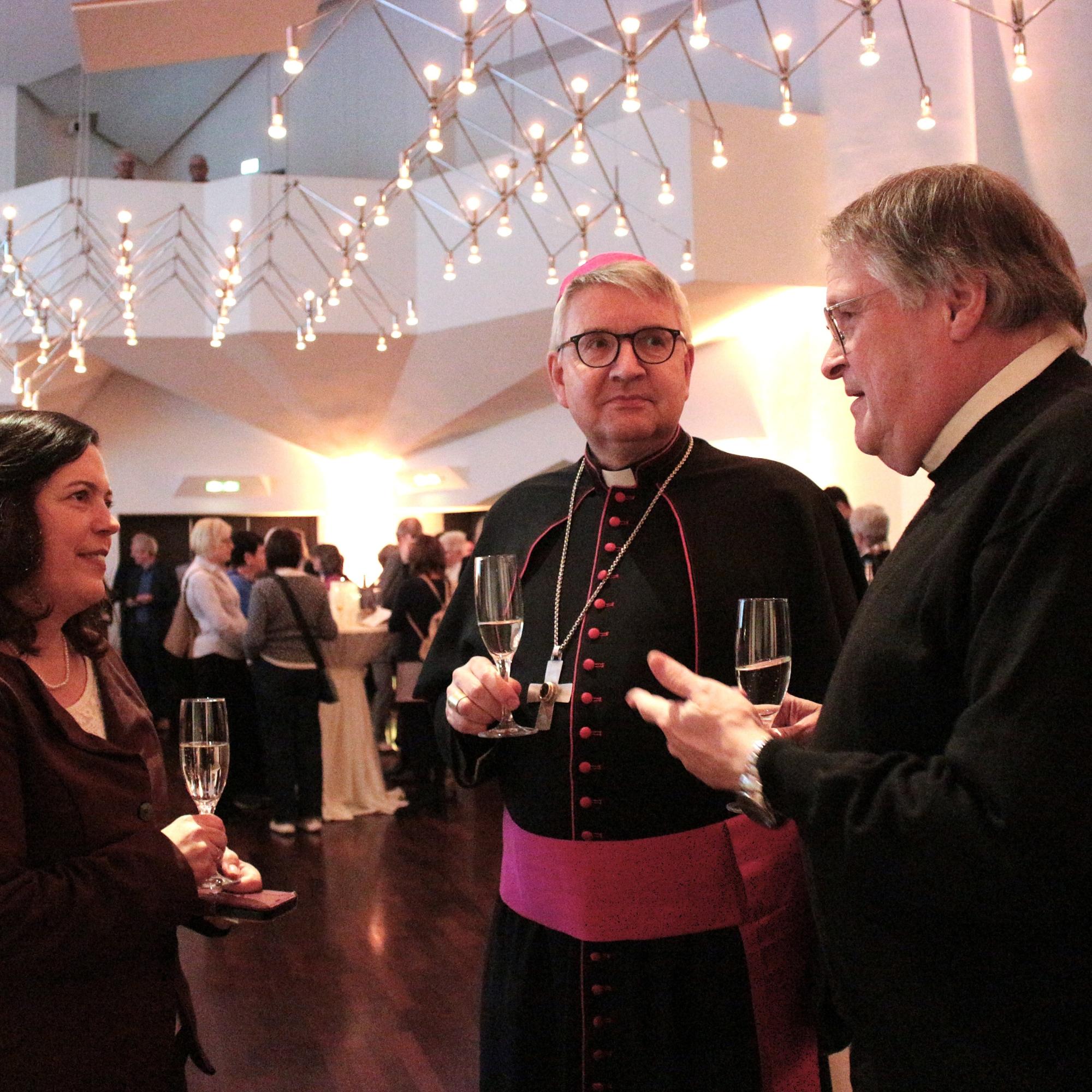 Mainz, 16. November 2025: Bischof Peter Kohlgraf im Gespräch bei der Martinusvesper mit der Bevollmächtigten Stephanie Rieth (links) und Prof. Dr. Richard Hartmann (rechts).