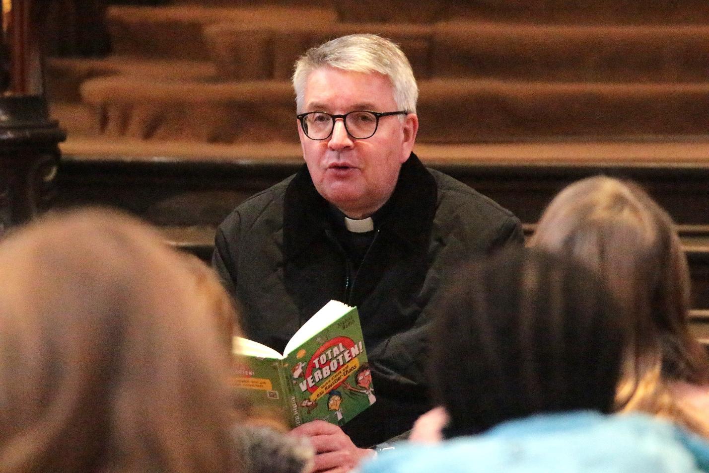 Mainz, 21. November 2025: Bischof Peter Kohlgraf hat im Rahmen des Vorlesetages im Westchor des Mainzer Domes Kindern einer vierten Klasse der Peter Härtling-Schule in Mainz-Finthen vorgelesen.