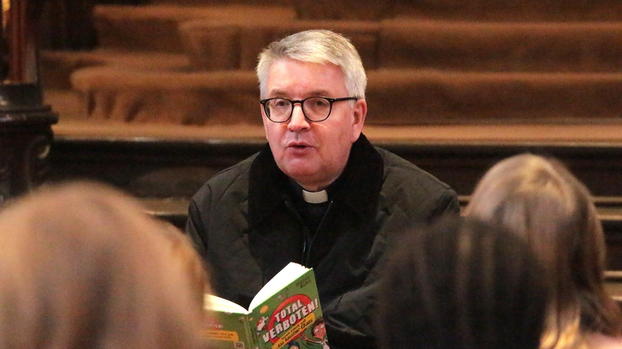 Mainz, 21. November 2025: Bischof Peter Kohlgraf hat im Rahmen des Vorlesetages im Westchor des Mainzer Domes Kindern einer vierten Klasse der Peter Härtling-Schule in Mainz-Finthen vorgelesen.