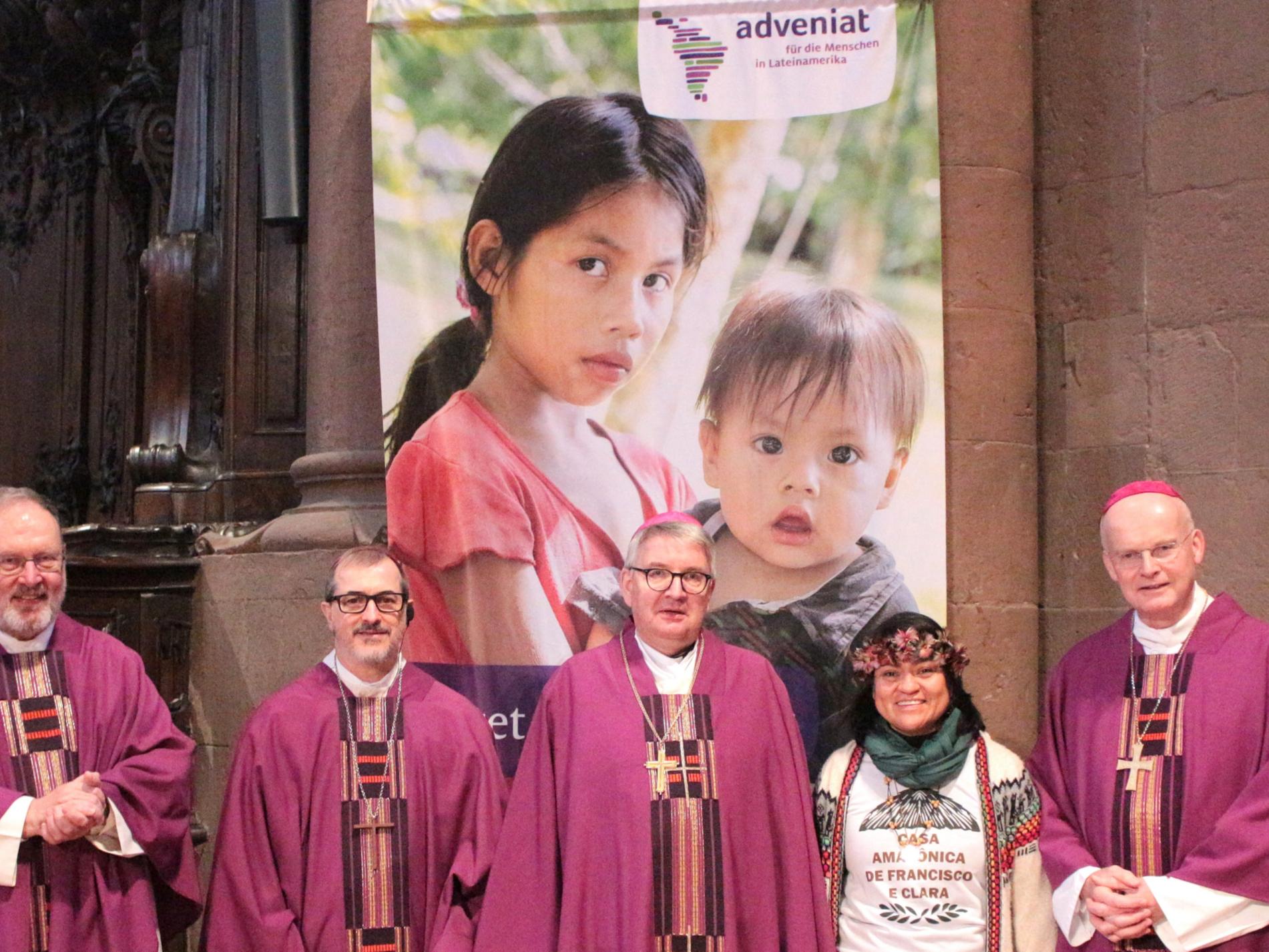 Mainz, 30. November 2025: Die bundesweite Adveniat-Weihnachtsaktion der katholischen Kirche wurde im Mainzer Dom eröffnet (v.l.n.r.): Adveniat-Hauptgeschäftsführer Pater Dr. Martin Maier, der brasilianischen Bischof Dom Vicente Ferreira. Bischof Peter Kohlgraf aus Mainz, Schwester Elis dos Santos aus Manaus und Adveniat-Bischof Dr. Franz-Josef Overbeck.