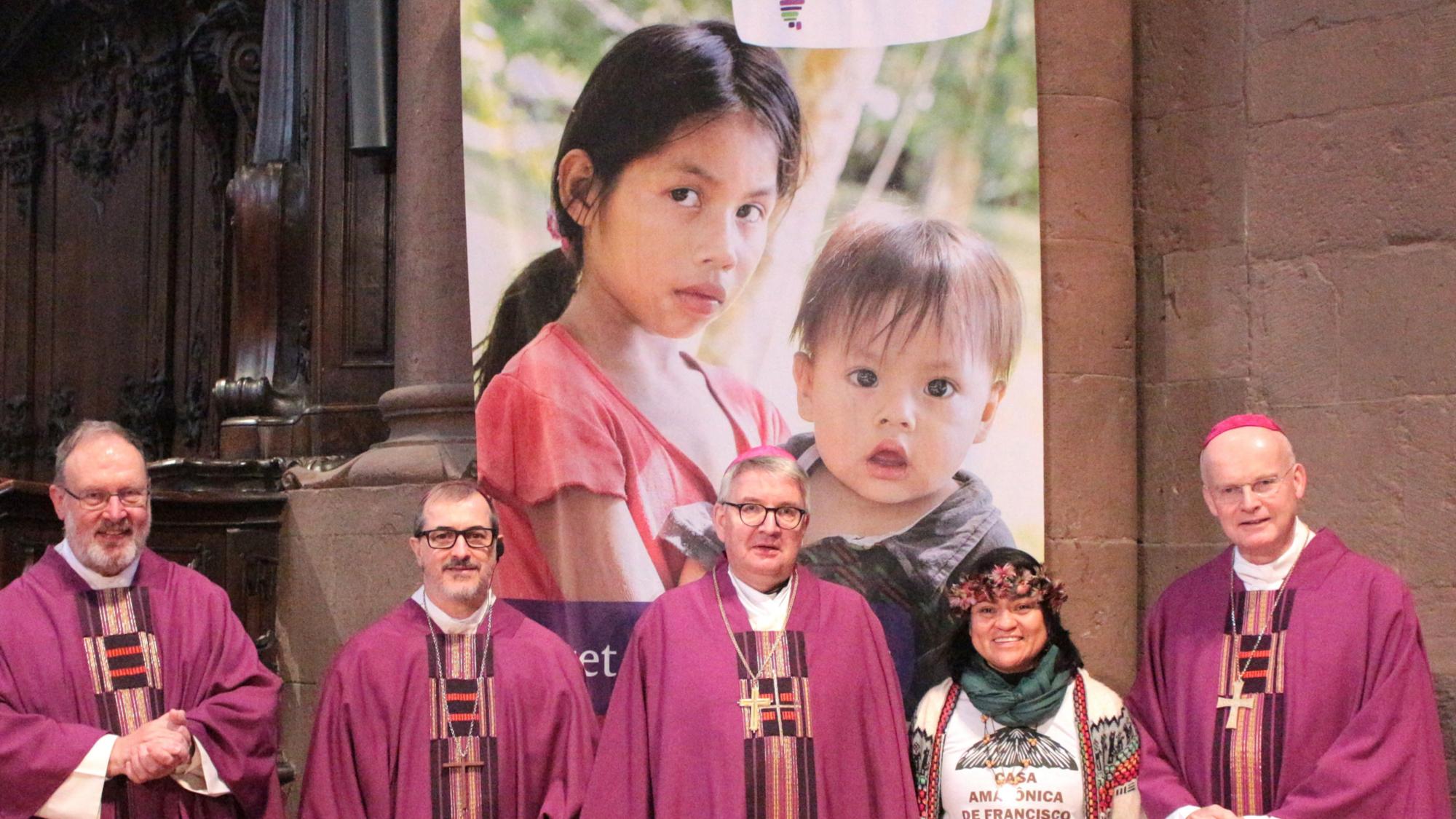 Mainz, 30. November 2025: Die bundesweite Adveniat-Weihnachtsaktion der katholischen Kirche wurde im Mainzer Dom eröffnet (v.l.n.r.): Adveniat-Hauptgeschäftsführer Pater Dr. Martin Maier, der brasilianischen Bischof Dom Vicente Ferreira. Bischof Peter Kohlgraf aus Mainz, Schwester Elis dos Santos aus Manaus und Adveniat-Bischof Dr. Franz-Josef Overbeck.