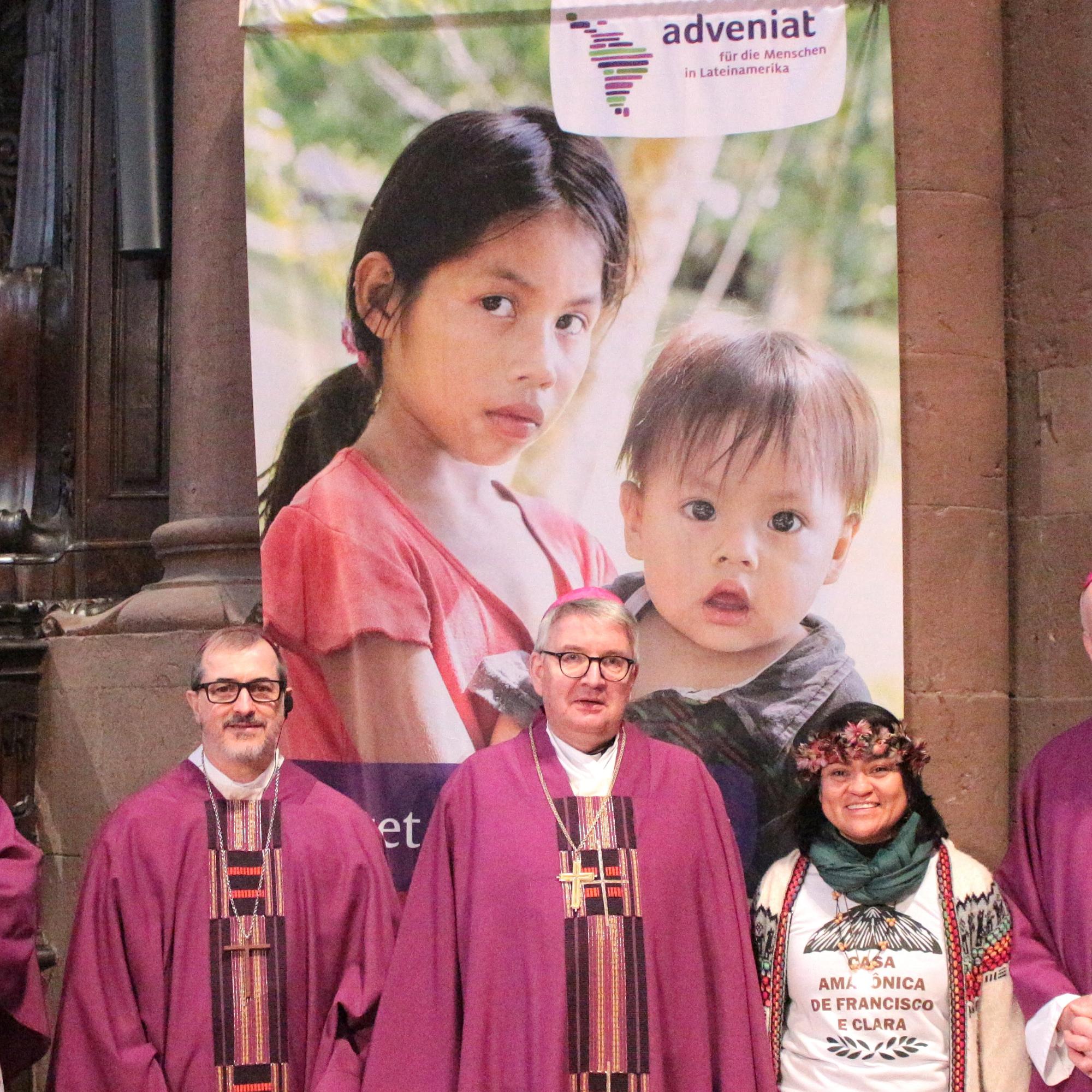 Mainz, 30. November 2025: Die bundesweite Adveniat-Weihnachtsaktion der katholischen Kirche wurde im Mainzer Dom eröffnet (v.l.n.r.): Adveniat-Hauptgeschäftsführer Pater Dr. Martin Maier, der brasilianischen Bischof Dom Vicente Ferreira. Bischof Peter Kohlgraf aus Mainz, Schwester Elis dos Santos aus Manaus und Adveniat-Bischof Dr. Franz-Josef Overbeck.
