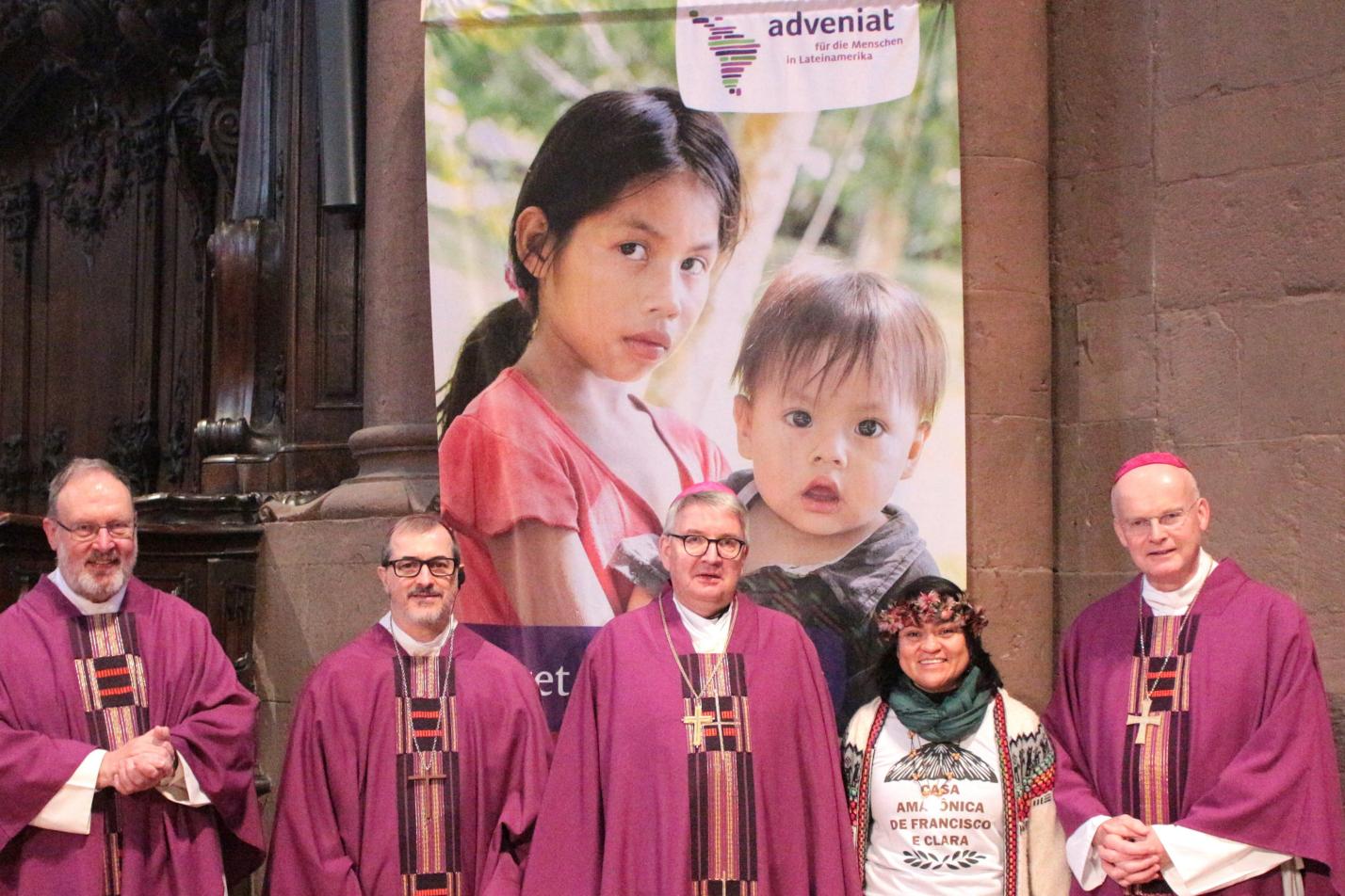 Mainz, 30. November 2025: Die bundesweite Adveniat-Weihnachtsaktion der katholischen Kirche wurde im Mainzer Dom eröffnet (v.l.n.r.): Adveniat-Hauptgeschäftsführer Pater Dr. Martin Maier, der brasilianischen Bischof Dom Vicente Ferreira. Bischof Peter Kohlgraf aus Mainz, Schwester Elis dos Santos aus Manaus und Adveniat-Bischof Dr. Franz-Josef Overbeck.
