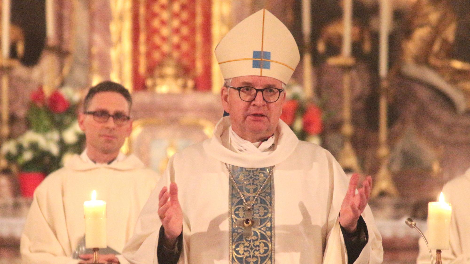 Mainz, 8. Dezember 2025: Bischof Peter Kohlgraf beim Gottesdienst zum Auftakt des Seminarfeiertages im Mainzer Priesterseminar, links Regens Michael Leja.