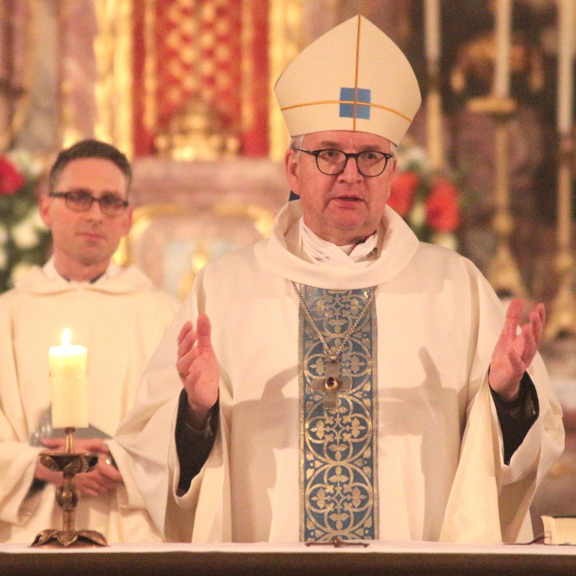 Mainz, 8. Dezember 2025: Bischof Peter Kohlgraf beim Gottesdienst zum Auftakt des Seminarfeiertages im Mainzer Priesterseminar, links Regens Michael Leja.