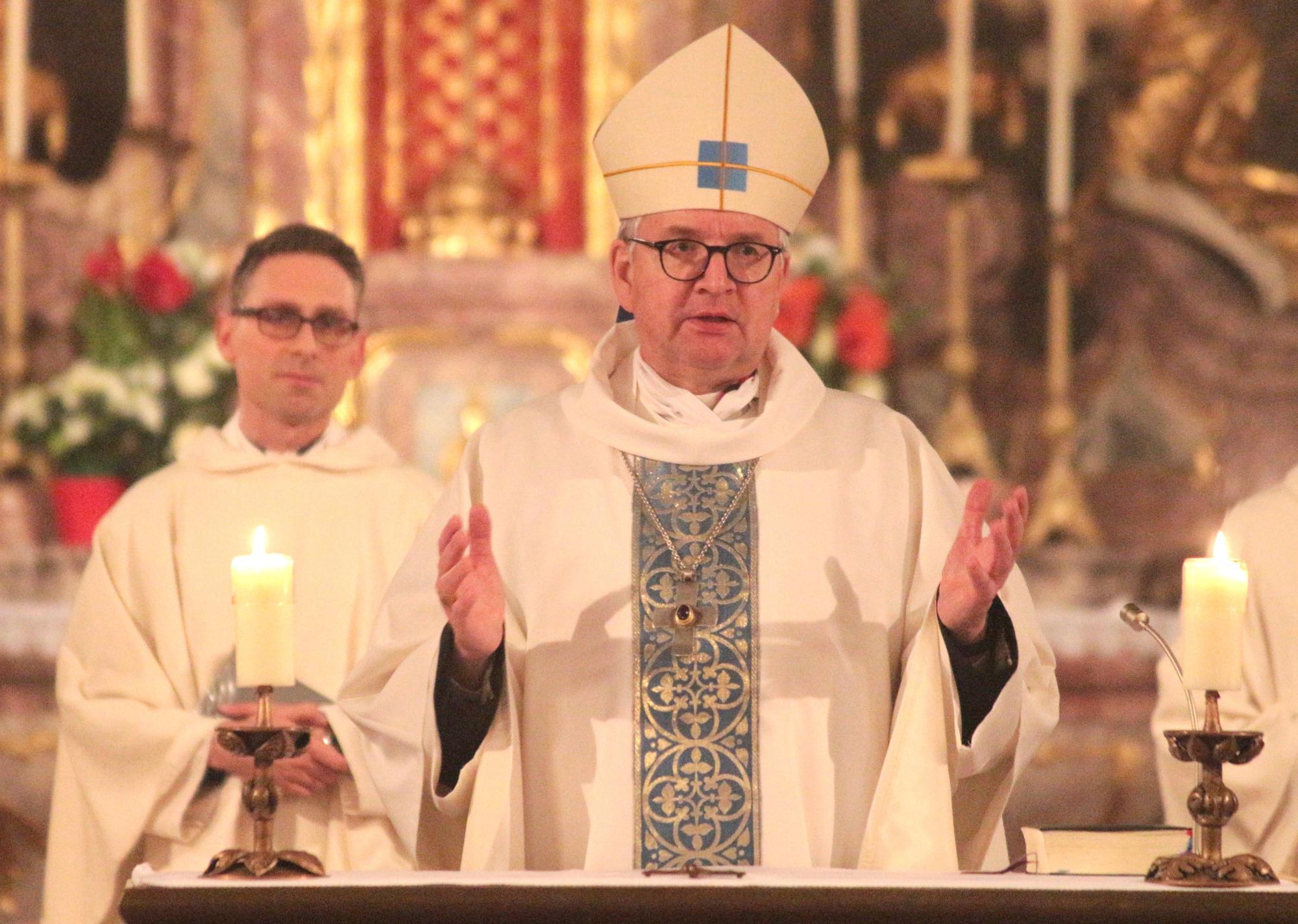 Mainz, 8. Dezember 2025: Bischof Peter Kohlgraf beim Gottesdienst zum Auftakt des Seminarfeiertages im Mainzer Priesterseminar, links Regens Michael Leja. (c) Bistum Mainz / Blum