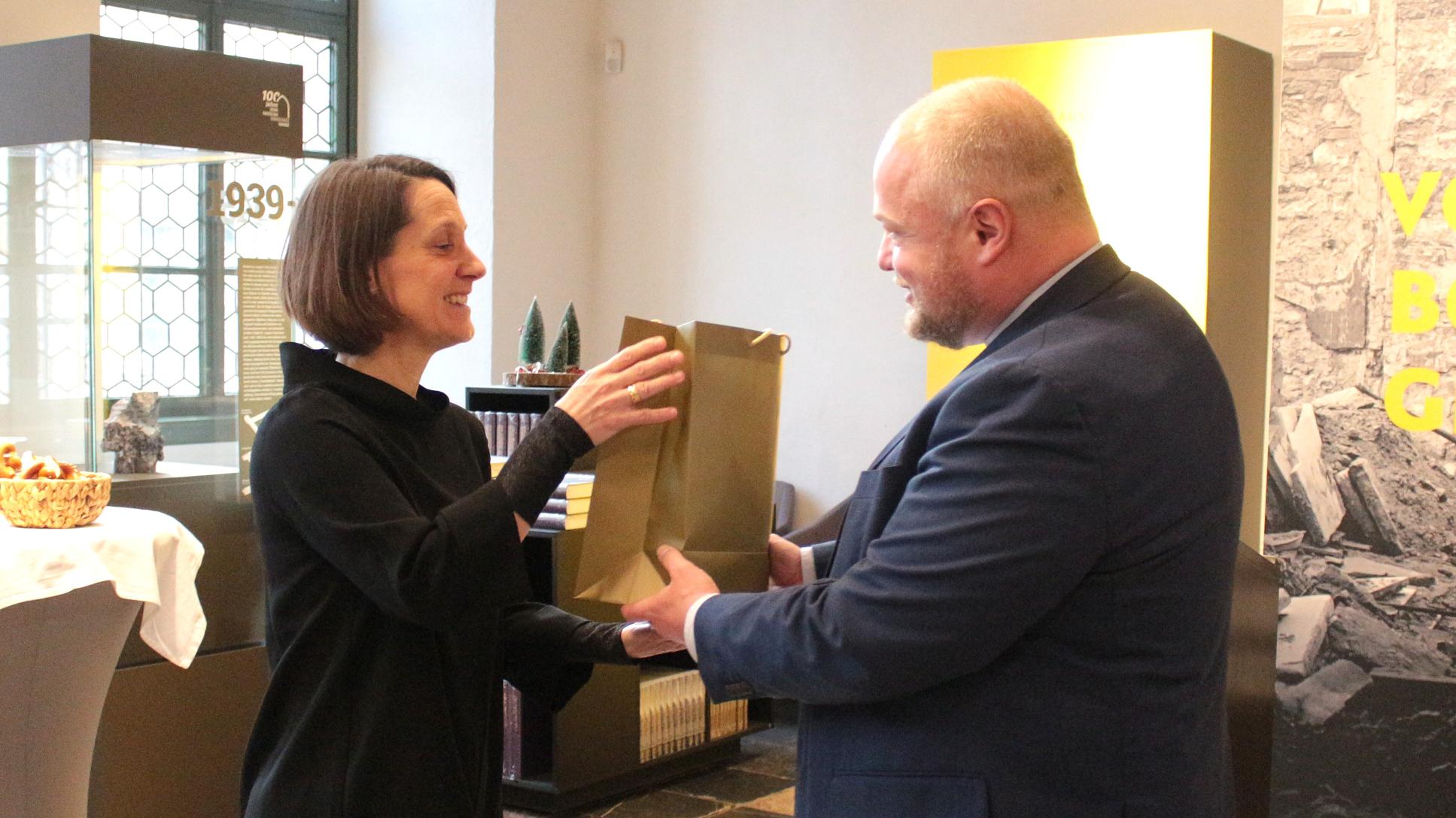 Mainz, 11. Dezember 2025: Generalvikar Sebastian Lang hatte auch ein Begrüßungsgeschenk für die neue Direktorin Anja Lempges (links) dabei.