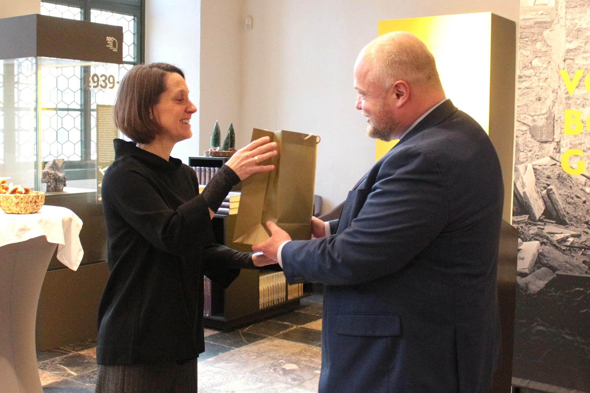Mainz, 11. Dezember 2025: Generalvikar Sebastian Lang hatte auch ein Begrüßungsgeschenk für die neue Direktorin Anja Lempges (links) dabei.
