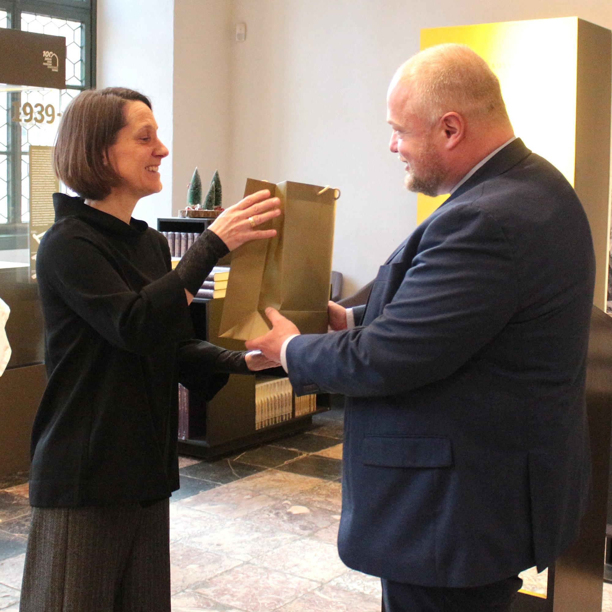 Mainz, 11. Dezember 2025: Generalvikar Sebastian Lang hatte auch ein Begrüßungsgeschenk für die neue Direktorin Anja Lempges (links) dabei.