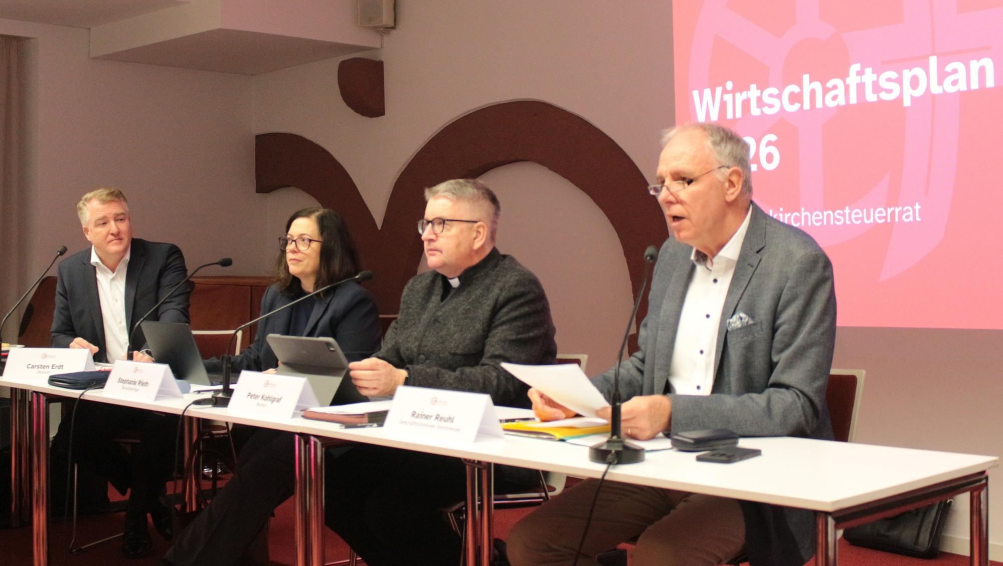 Mainz, 13. Dezember 2025:Sitzung des Kirchensteuerrates (v.l.n.r.): Carsten Erdt, Stephanie Rieth, Bischof Peter Kohlgraf und Rainer Reuhl. (c) Bistum Mainz / Blum