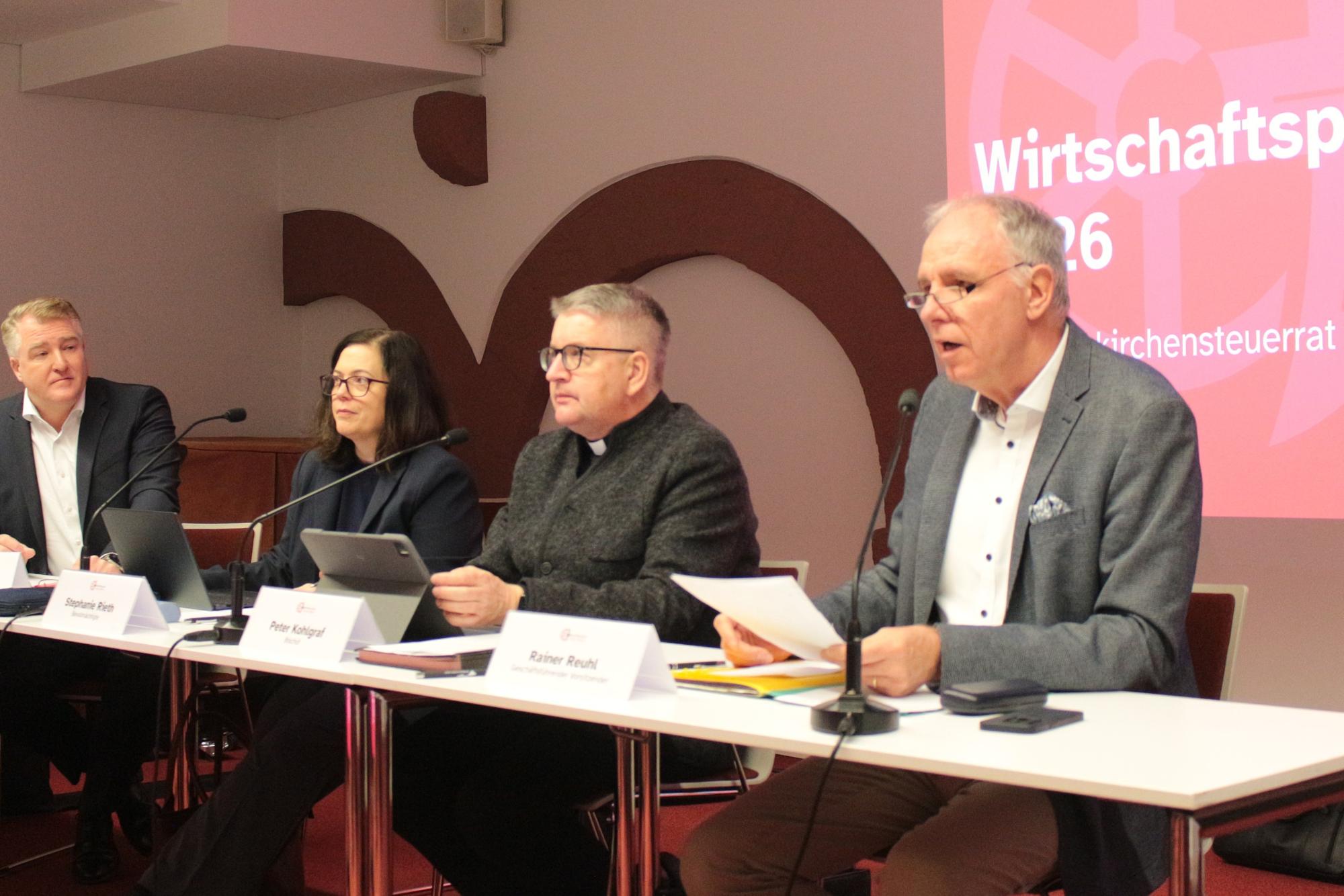 Mainz, 13. Dezember 2025:Sitzung des Kirchensteuerrates (v.l.n.r.): Carsten Erdt, Stephanie Rieth, Bischof Peter Kohlgraf und Rainer Reuhl.