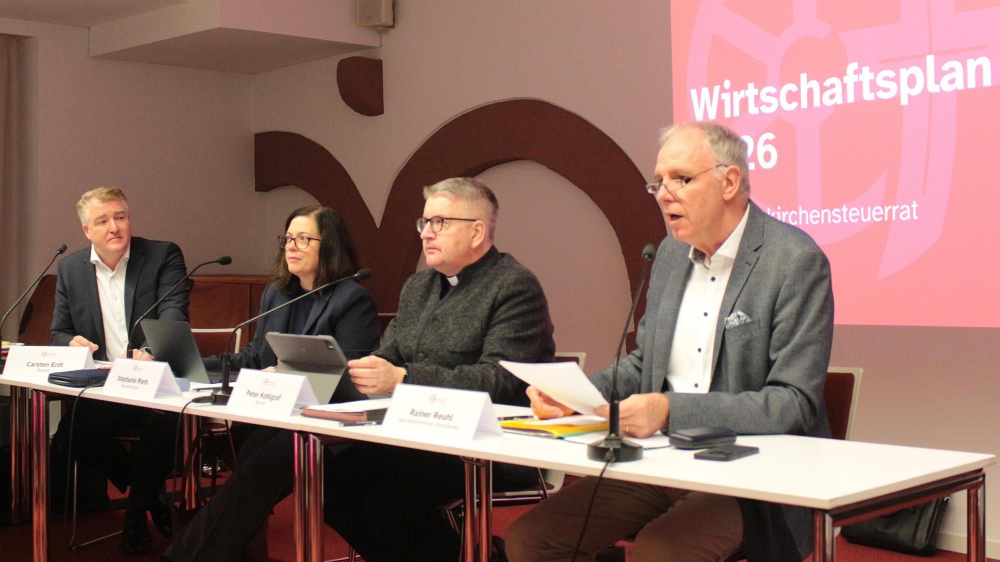 Mainz, 13. Dezember 2025:Sitzung des Kirchensteuerrates (v.l.n.r.): Carsten Erdt, Stephanie Rieth, Bischof Peter Kohlgraf und Rainer Reuhl.