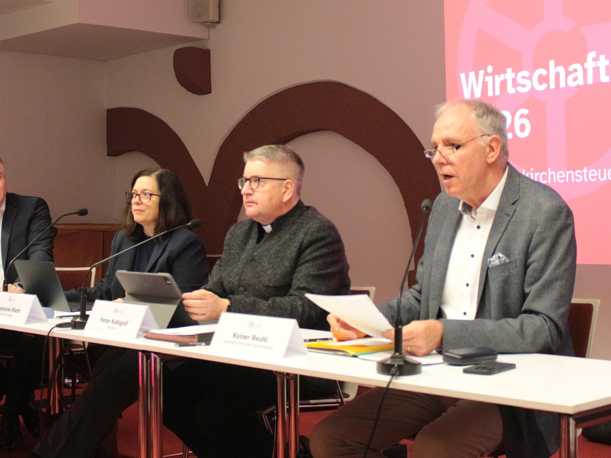 Mainz, 13. Dezember 2025:Sitzung des Kirchensteuerrates (v.l.n.r.): Carsten Erdt, Stephanie Rieth, Bischof Peter Kohlgraf und Rainer Reuhl.