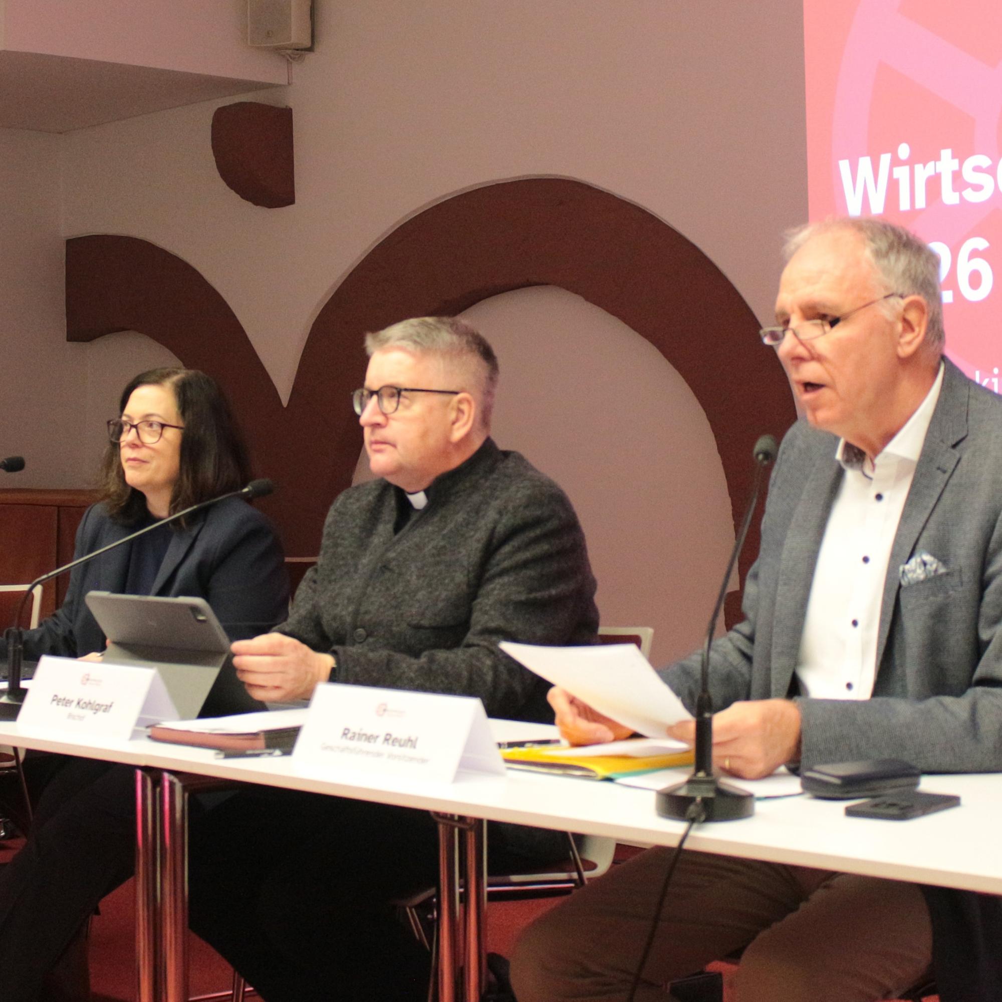 Mainz, 13. Dezember 2025:Sitzung des Kirchensteuerrates (v.l.n.r.): Carsten Erdt, Stephanie Rieth, Bischof Peter Kohlgraf und Rainer Reuhl.