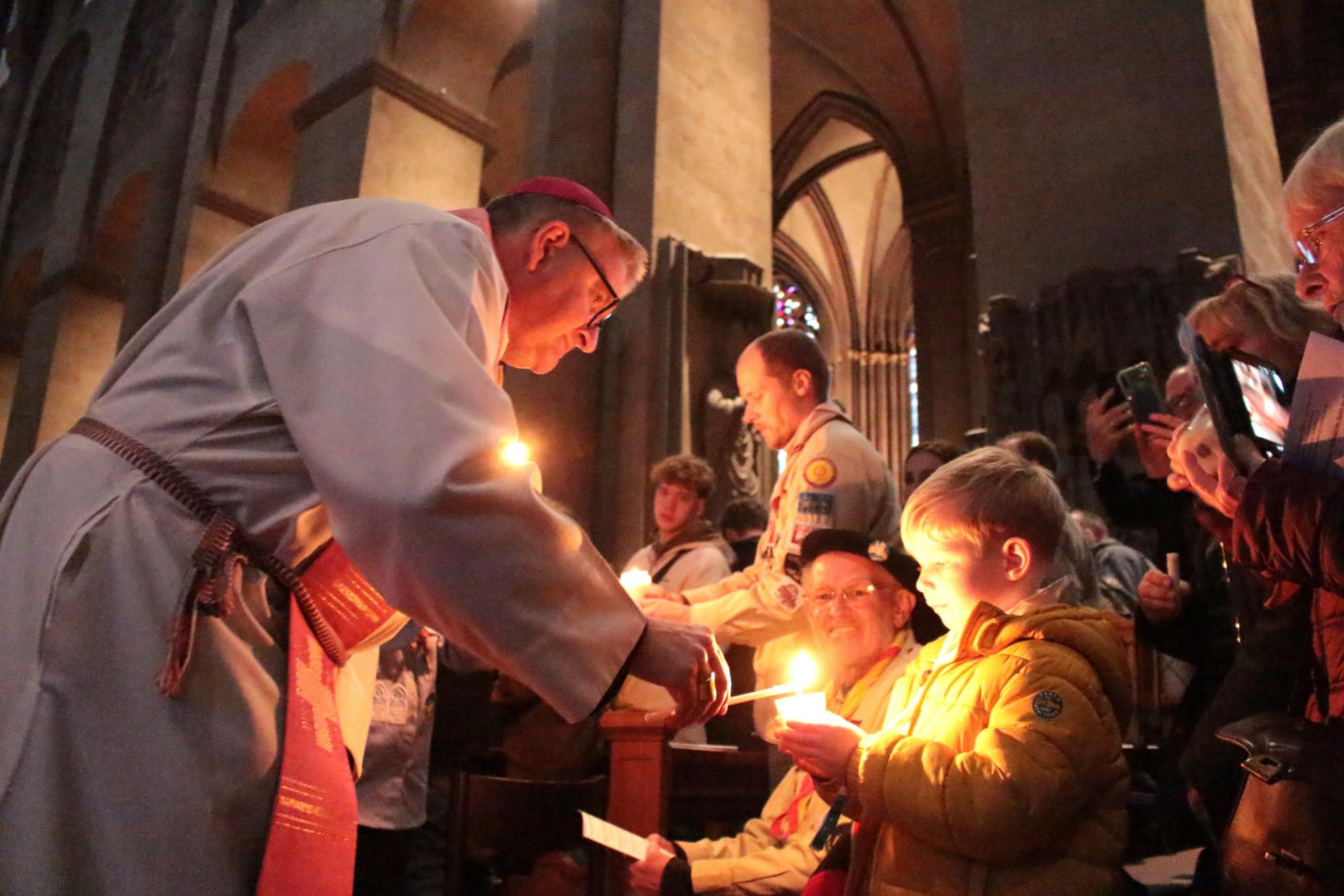 Mainz, 14. Dezember 2025: Bischof Peter Kohlgraf gab das Friedenslicht aus Bethlehem bei der Aussendungsfeier im Mainzer Dom weiter.