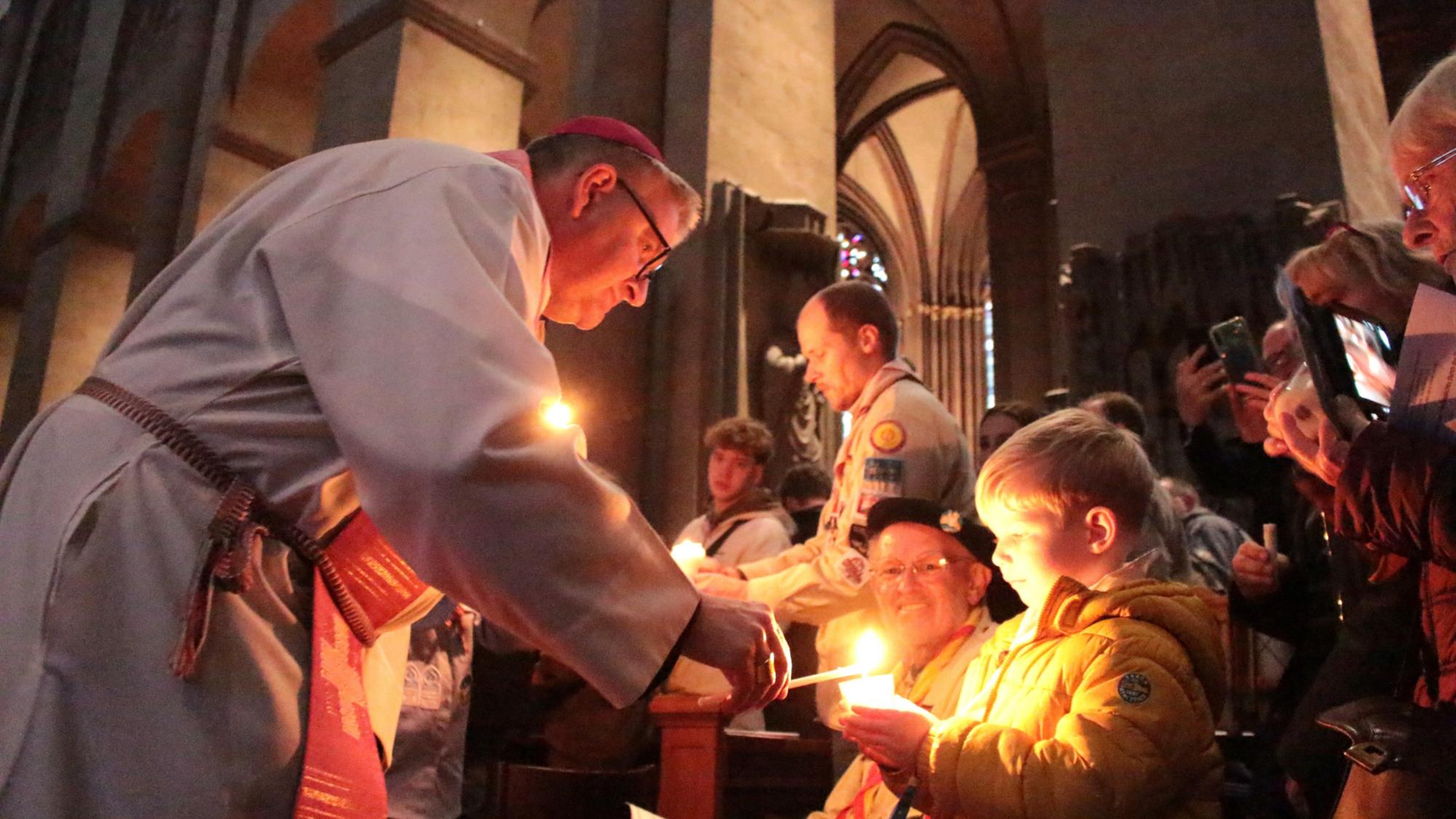 Mainz, 14. Dezember 2025: Bischof Peter Kohlgraf gab das Friedenslicht aus Bethlehem bei der Aussendungsfeier im Mainzer Dom weiter.