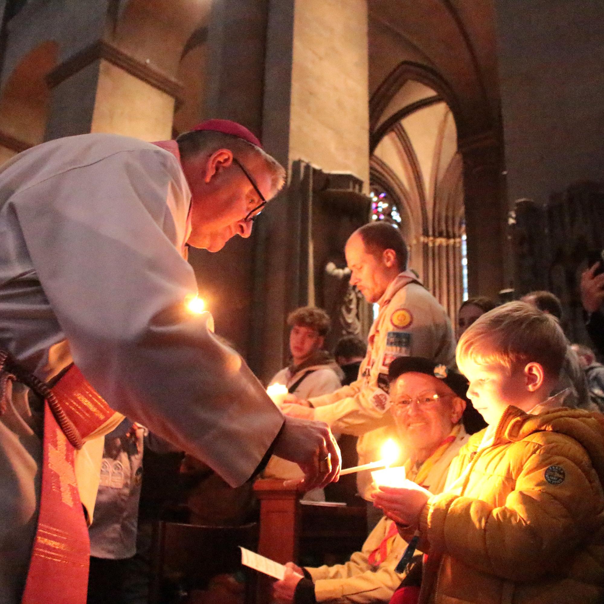 Mainz, 14. Dezember 2025: Bischof Peter Kohlgraf gab das Friedenslicht aus Bethlehem bei der Aussendungsfeier im Mainzer Dom weiter.