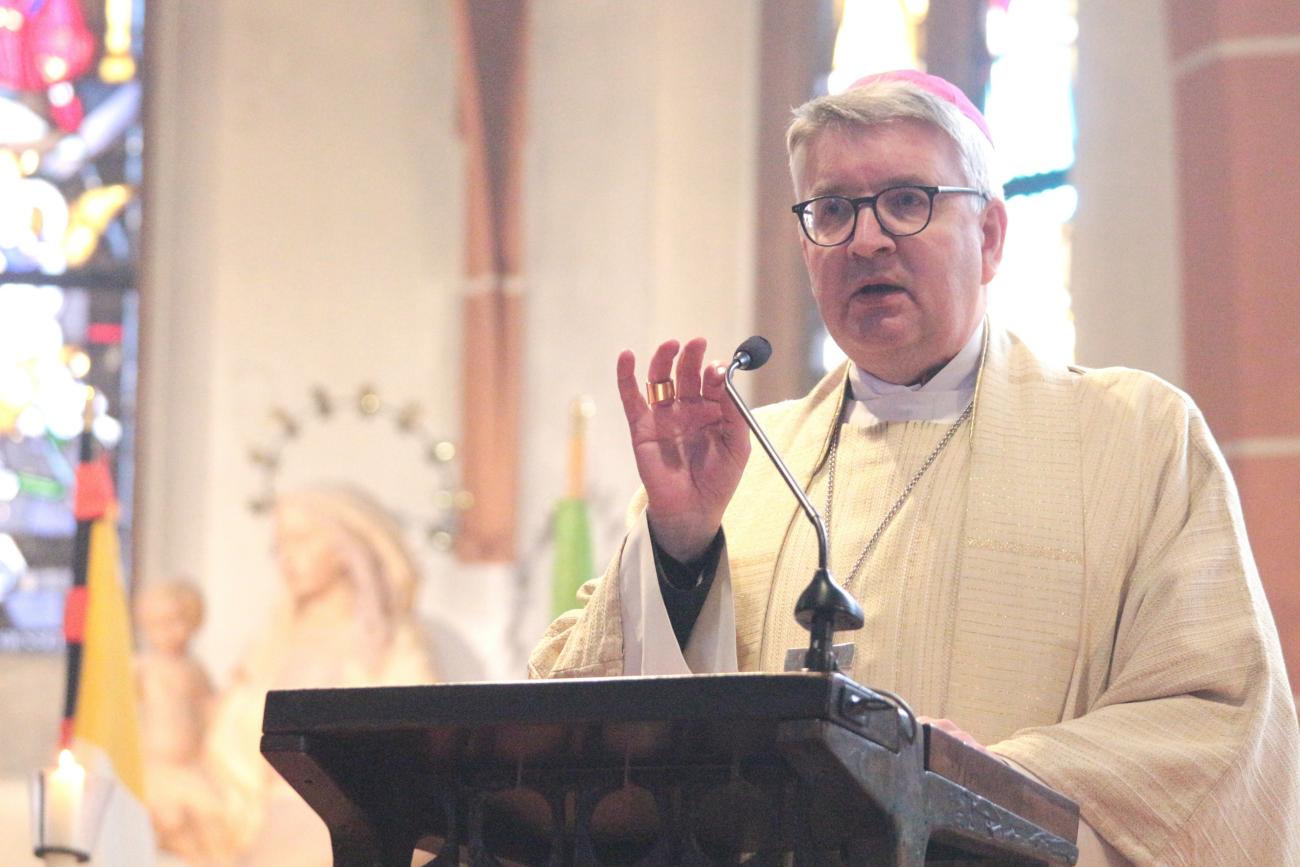Gießen, 11. Januar 2026: Bischof Peter Kohlgraf bei seiner Predigt im Gründungsgottesdienst in St. Bonifatius.