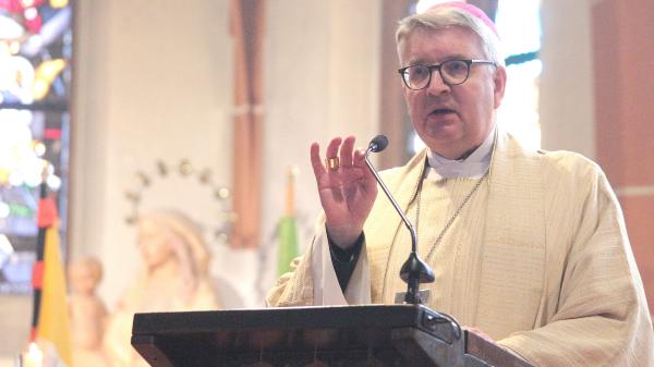 Gießen, 11. Januar 2026: Bischof Peter Kohlgraf bei seiner Predigt im Gründungsgottesdienst in St. Bonifatius.