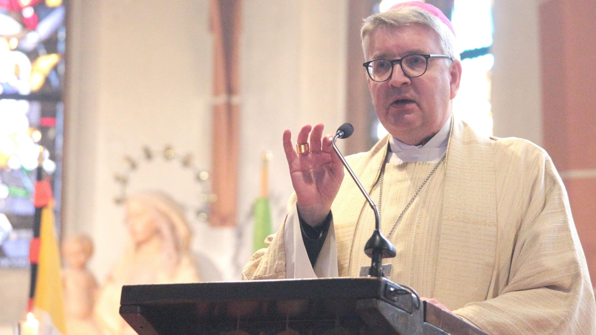 Gießen, 11. Januar 2026: Bischof Peter Kohlgraf bei seiner Predigt im Gründungsgottesdienst in St. Bonifatius.