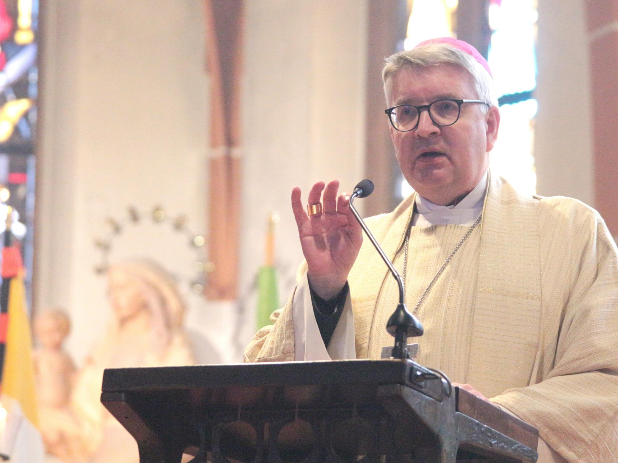 Gießen, 11. Januar 2026: Bischof Peter Kohlgraf bei seiner Predigt im Gründungsgottesdienst in St. Bonifatius.