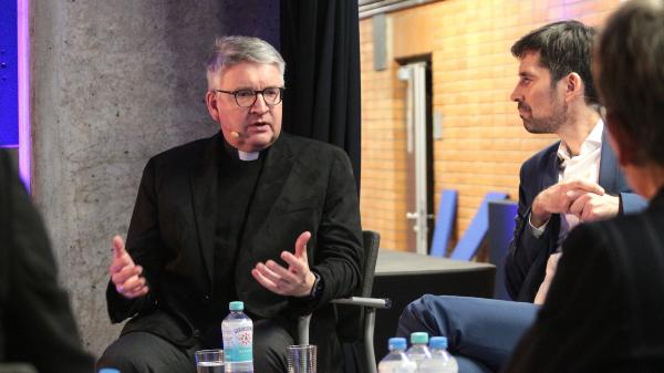 Mainz, 13. Januar 2026: Bischof Peter Kohlgraf bei der Podiumsdiskussion zum Jubiläum des Ketteler-Kollegs, rechts: Bildungsminister Sven Teuber.