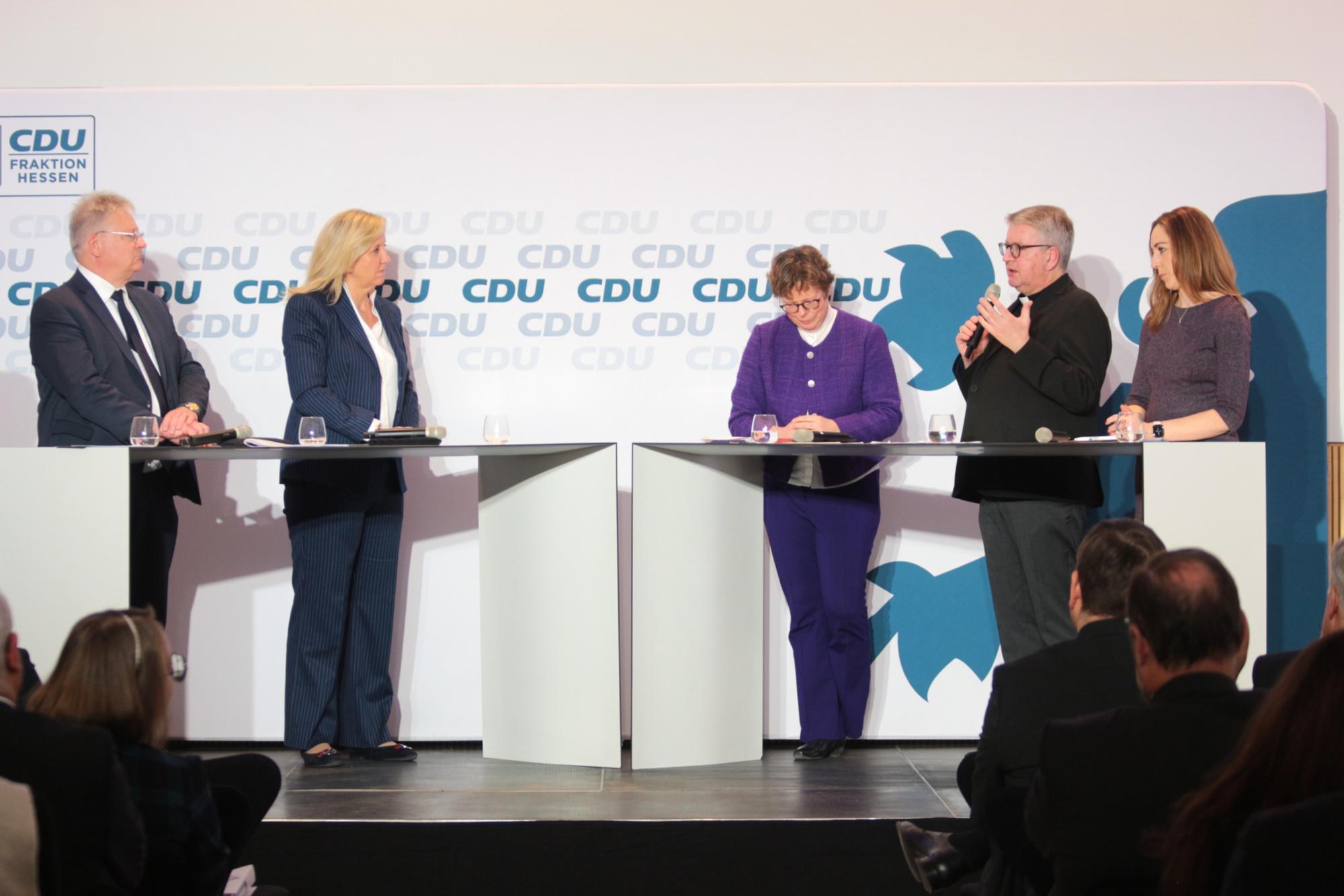 Wiesbaden, 17. Januar 2026: Abschlusspodium beim Kongress für gesellschaftlichen Zusammenhalt (.v.l.n.r.): Bruno Kahl, Ines Claus, Bischöfin Beate Hofmann, Bischof Peter Kohlgraf und Städträtin Isabelle Hemsley aus Hanau.
