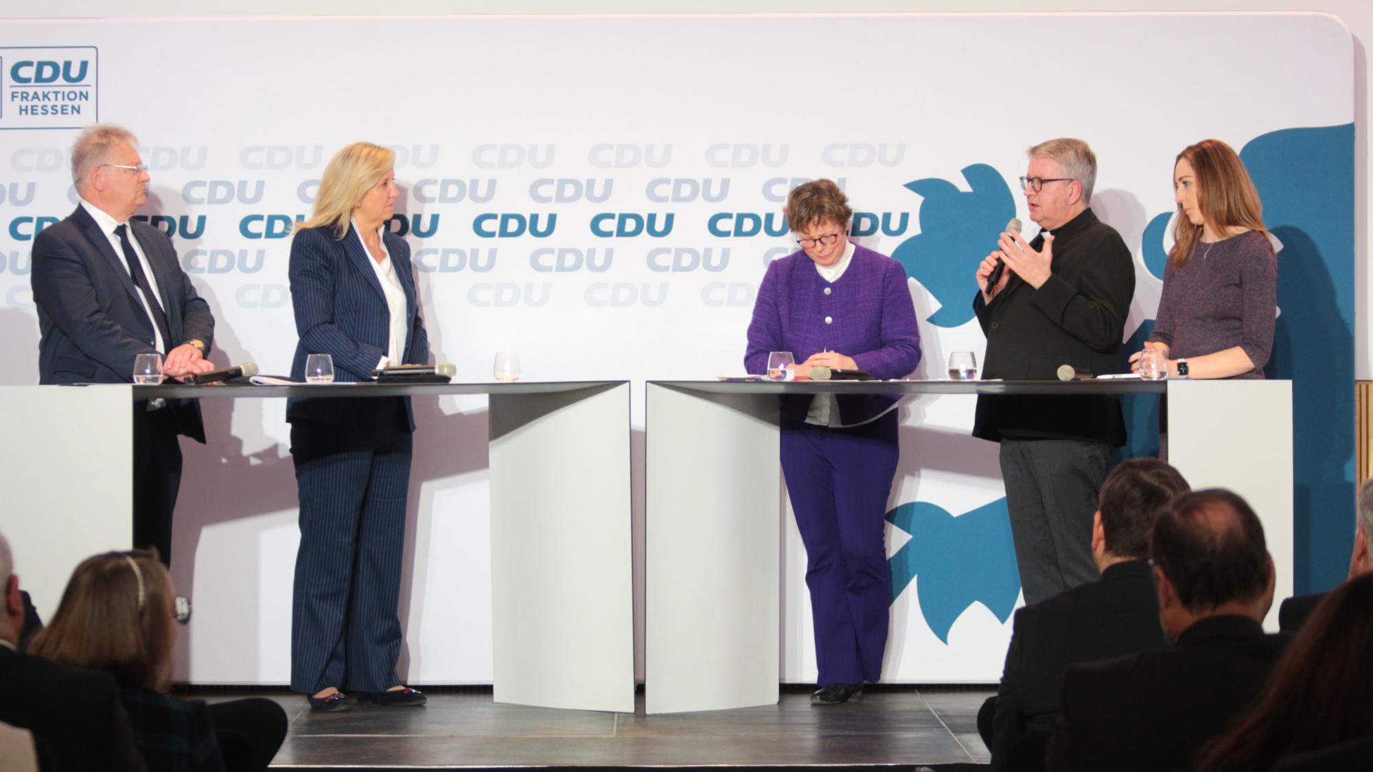 Wiesbaden, 17. Januar 2026: Abschlusspodium beim Kongress für gesellschaftlichen Zusammenhalt (.v.l.n.r.): Bruno Kahl, Ines Claus, Bischöfin Beate Hofmann, Bischof Peter Kohlgraf und Städträtin Isabelle Hemsley aus Hanau.
