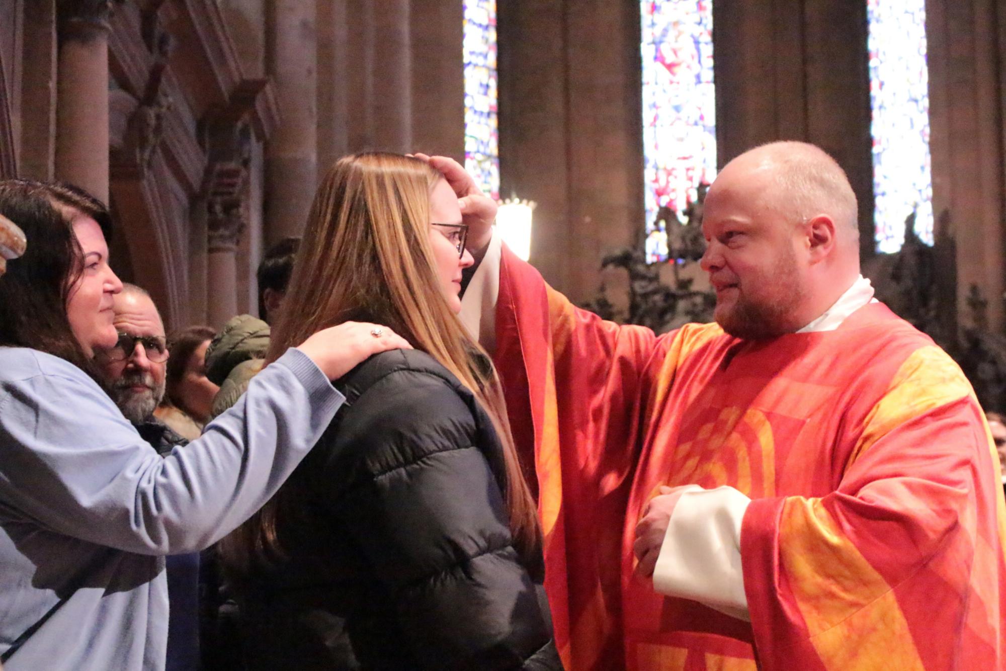 Mainz, 31. Januar 2026: Generalvikar Dr. Sebastian Lang bei der Erwachsenenfirmung im Mainzer Dom.