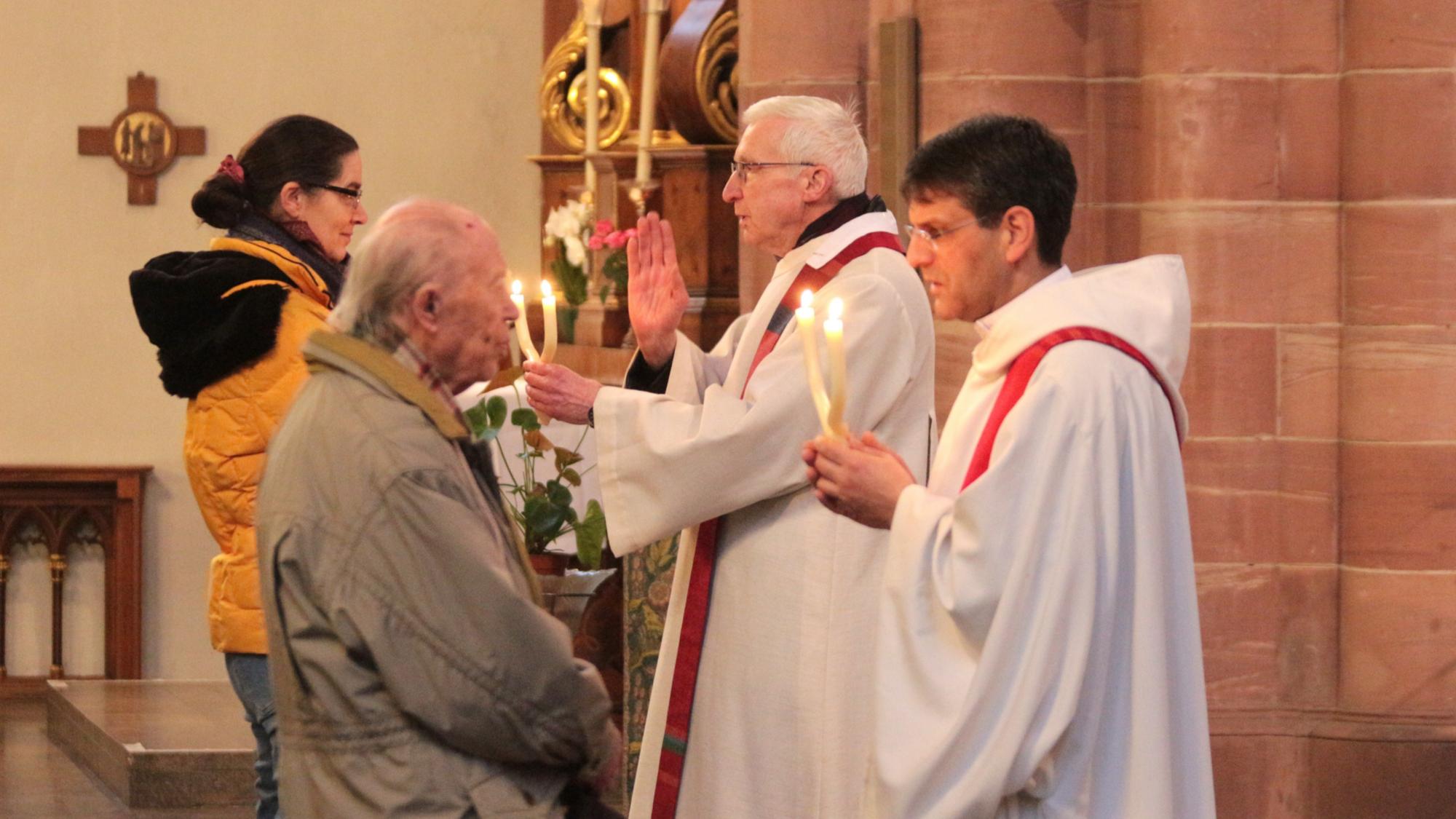 Mainz, 3. Februar 2026: Den 'Blasius-Segen to go' spendeten in St. Quintin: Pfarrer Johannes Zepezauer (rechts) und Domkapitular Franz-Rudolf Weinert.