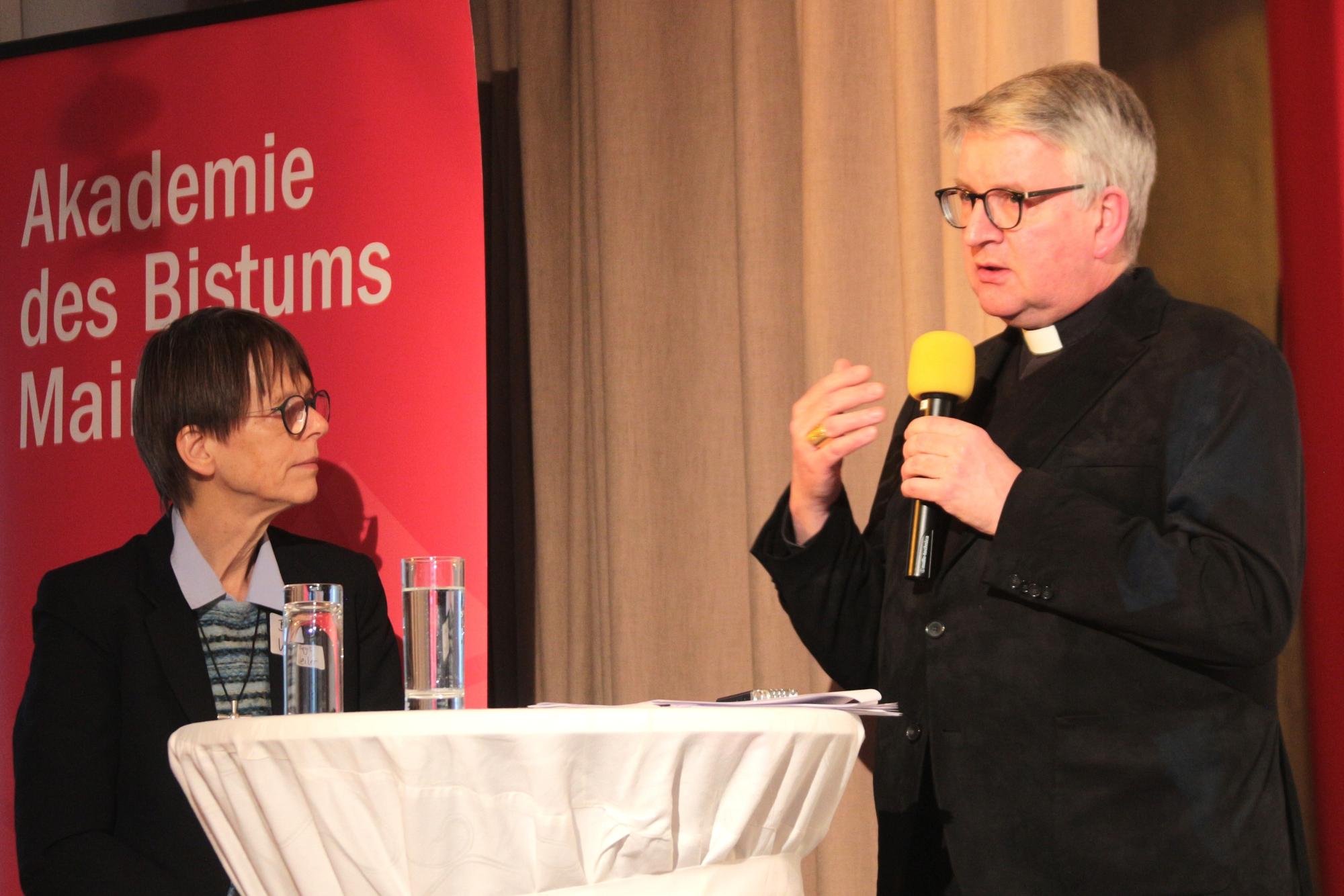 Mainz, 7. Februar 2026: Tagung zum Thema Synodalität mit Schwester Dr. Birgit Weiler (links) und Bischof Peter Kohlgraf.