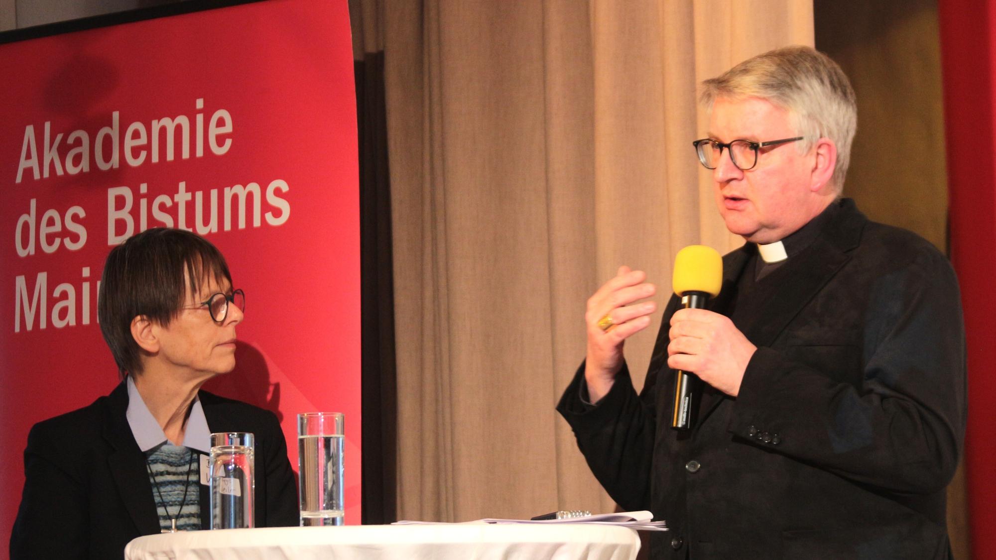 Mainz, 7. Februar 2026: Tagung zum Thema Synodalität mit Schwester Dr. Birgit Weiler (links) und Bischof Peter Kohlgraf.
