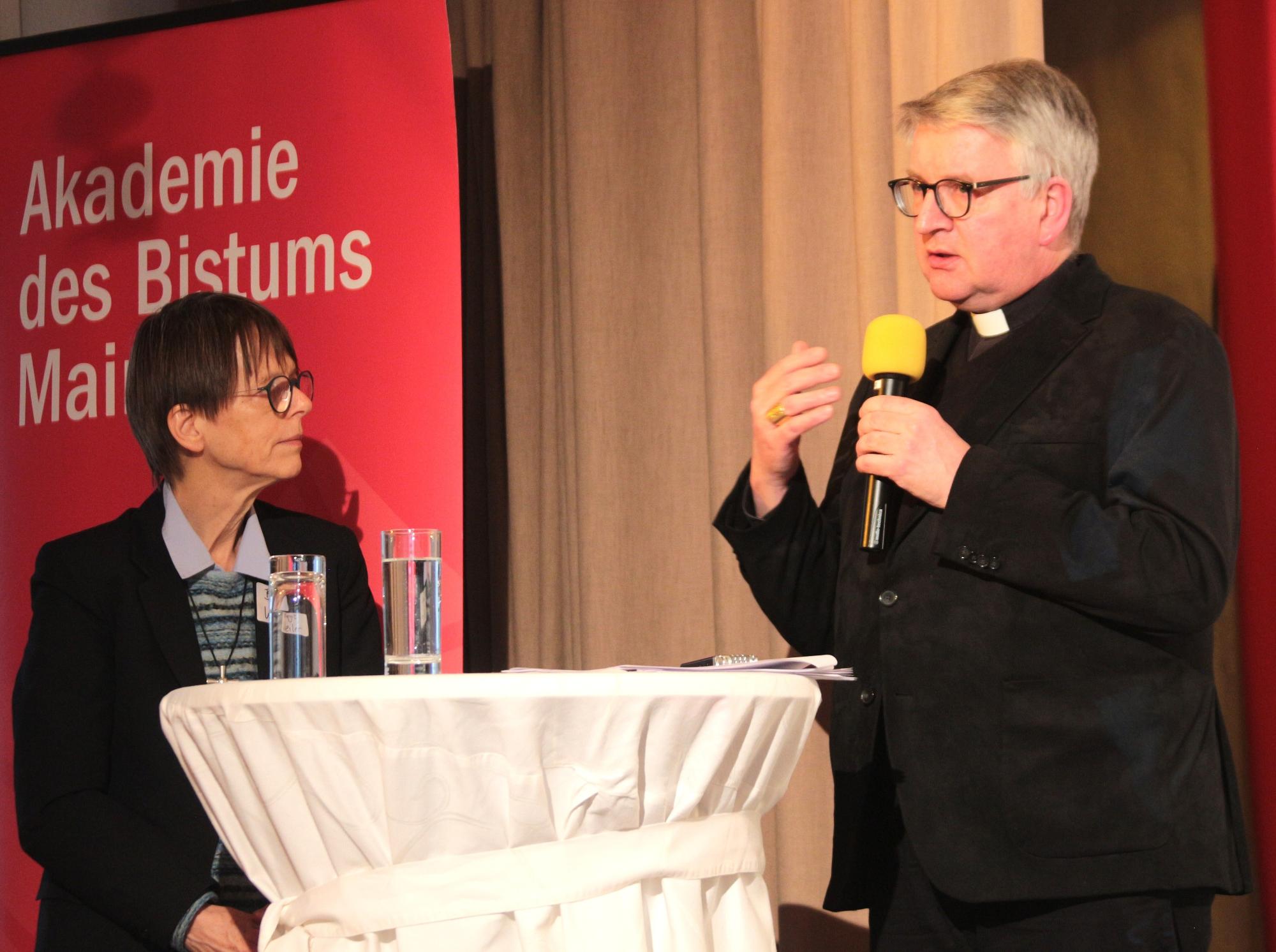 Mainz, 7. Februar 2026: Tagung zum Thema Synodalität mit Schwester Dr. Birgit Weiler (links) und Bischof Peter Kohlgraf. (c) Bistum Mainz / Blum