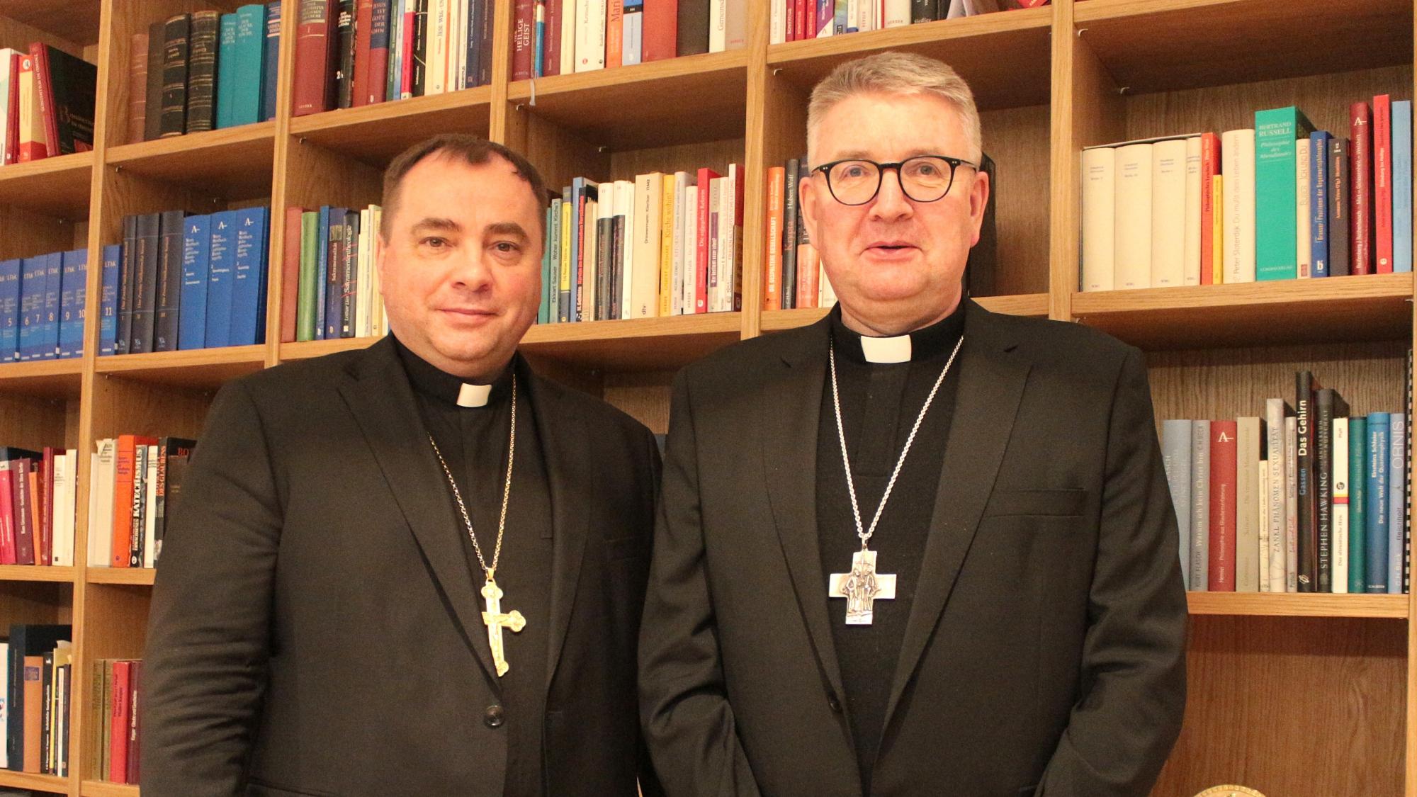 Mainz, 13. Februar 2026: Bischof Uladsimir Huljaj (links) aus Hrodna in Belarus war bei Bischof Peter Kohlgraf im Mainzer Bischofshaus zu Gast.