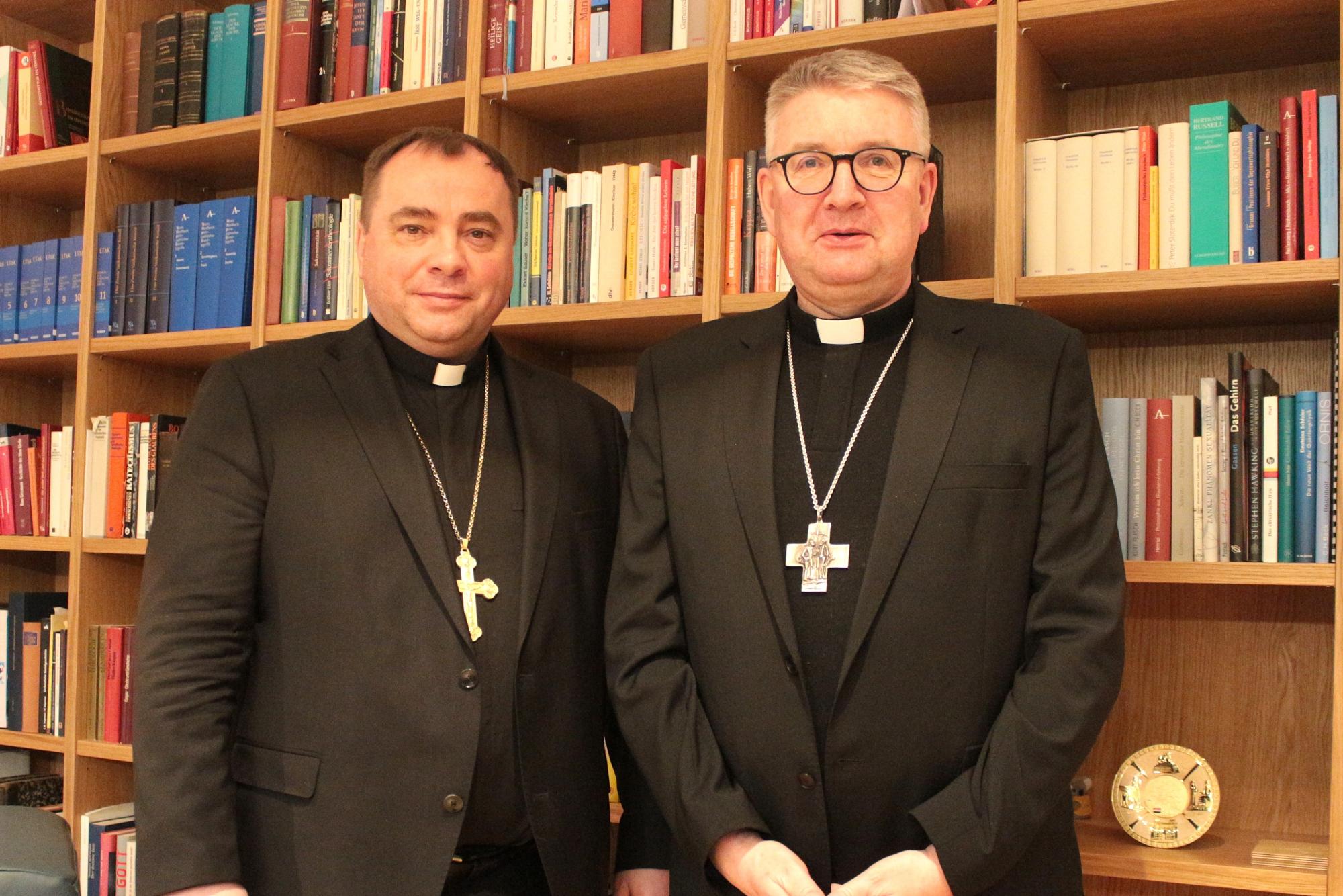 Mainz, 13. Februar 2026: Bischof Uladsimir Huljaj (links) aus Hrodna in Belarus war bei Bischof Peter Kohlgraf im Mainzer Bischofshaus zu Gast.