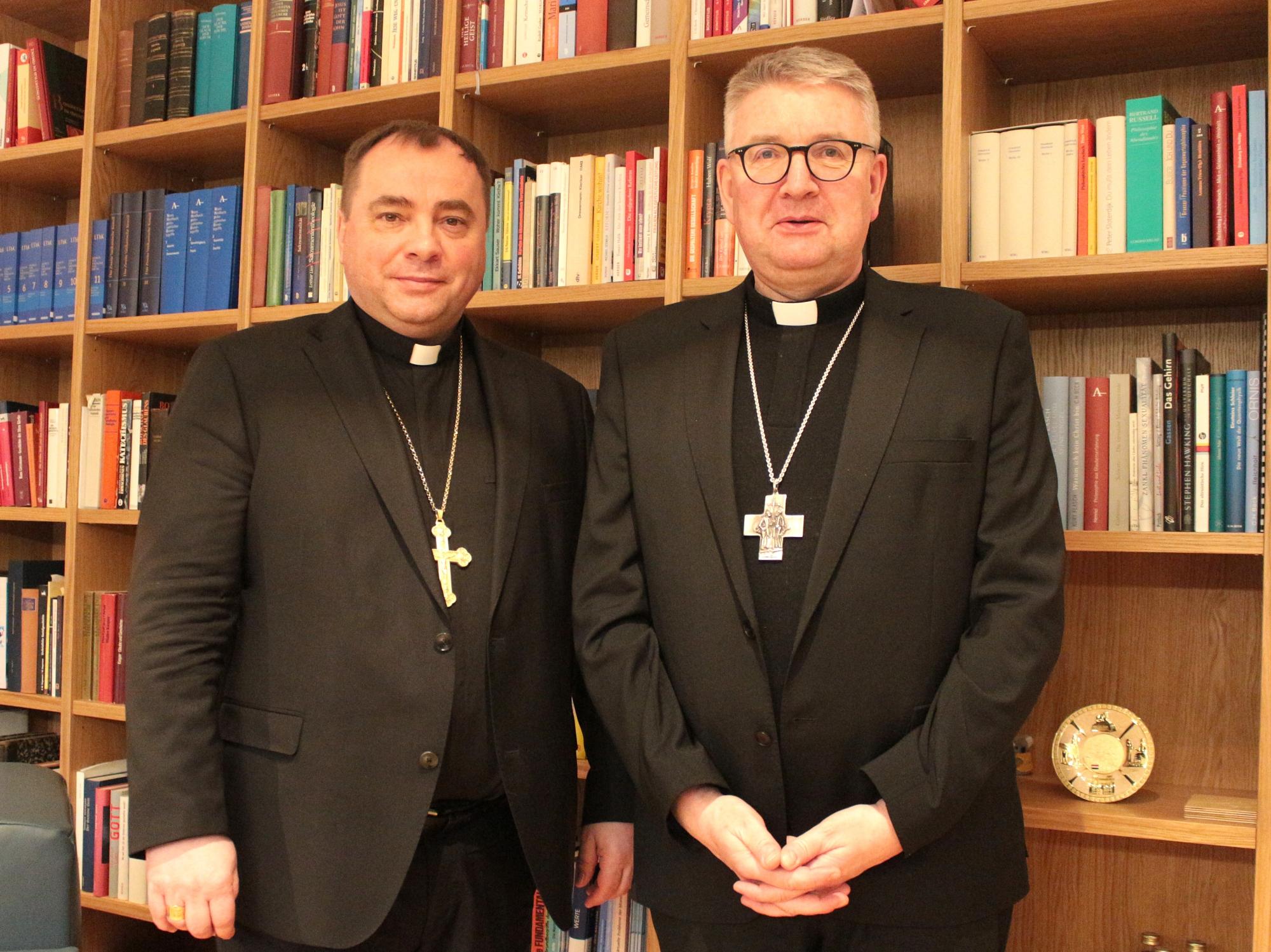 Mainz, 13. Februar 2026: Bischof Uladsimir Huljaj (links) aus Hrodna in Belarus war bei Bischof Peter Kohlgraf im Mainzer Bischofshaus zu Gast.