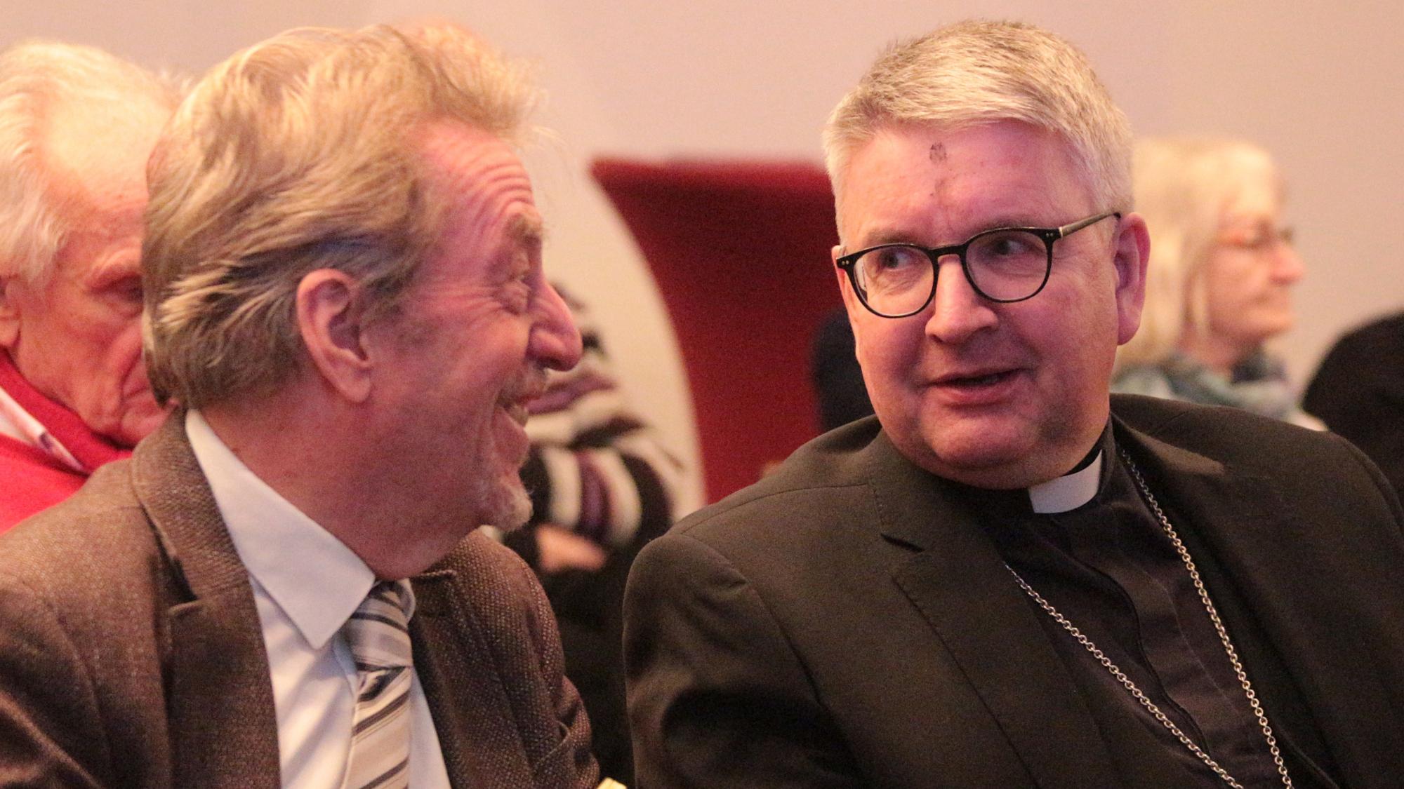 Mainz, 18. Februar 2026: Bischof Peter Kohlgraf im Gespräch mit den Soziologen und Religionsphilosophen Hans Joas (links) beim Impuls zum Aschermittwoch im Erbacher Hof.
